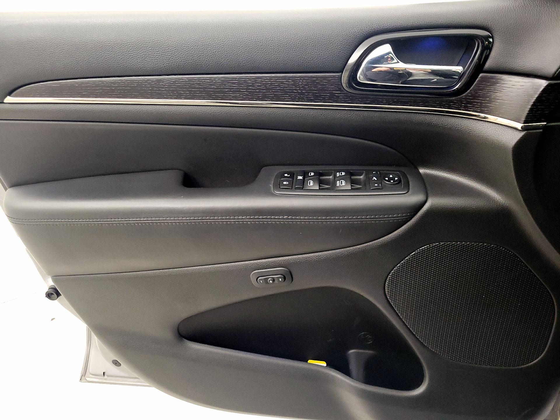 Thumbnail: 2020 Jeep Grand Cherokee - 12