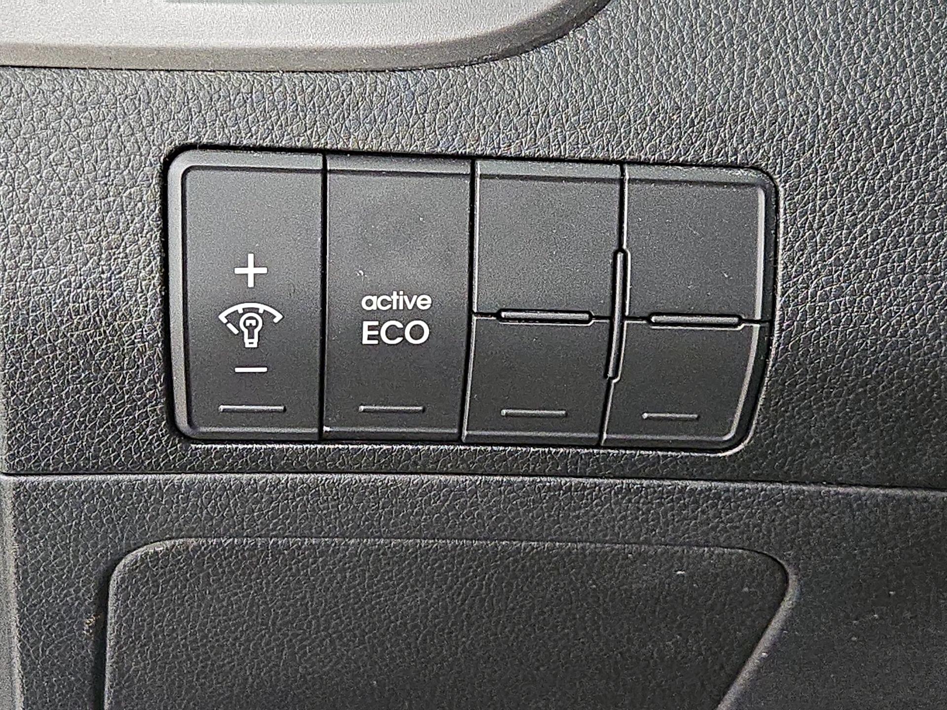 Thumbnail: 2016 Hyundai Elantra - 13