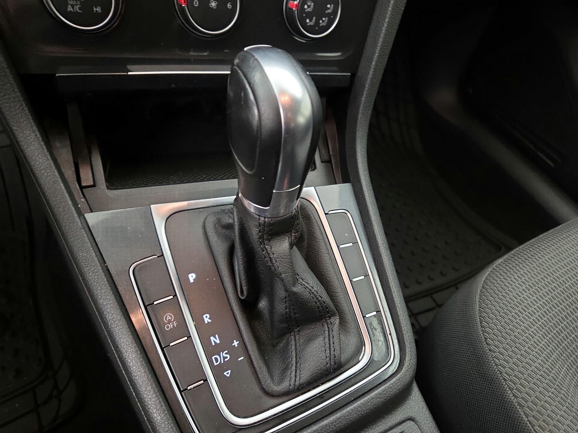 Thumbnail: 2019 Volkswagen Golf - 17