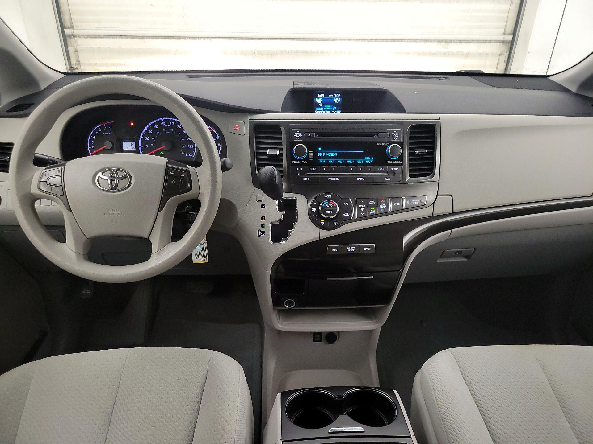 Thumbnail: 2014 Toyota Sienna - 9