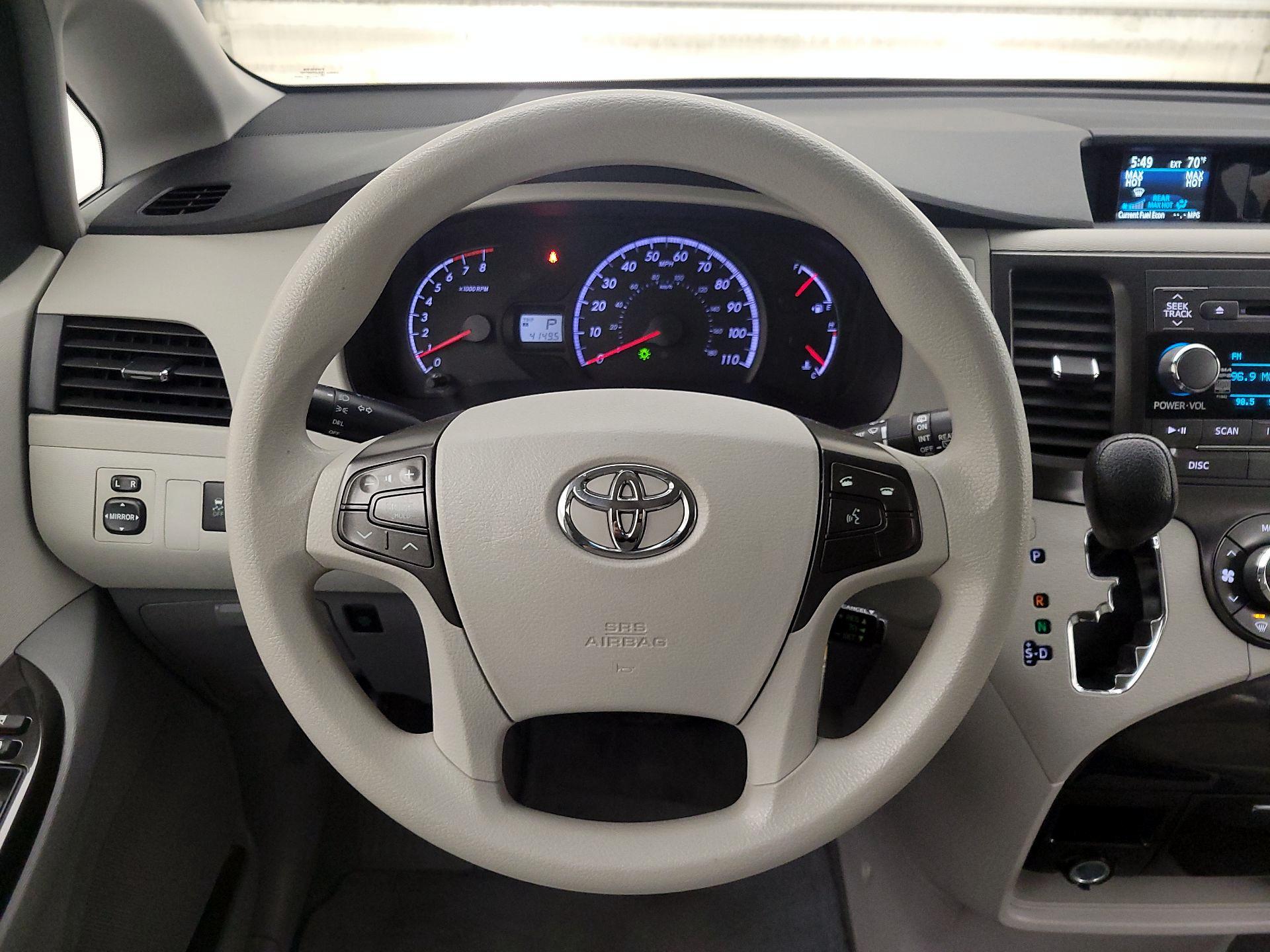 Thumbnail: 2014 Toyota Sienna - 10