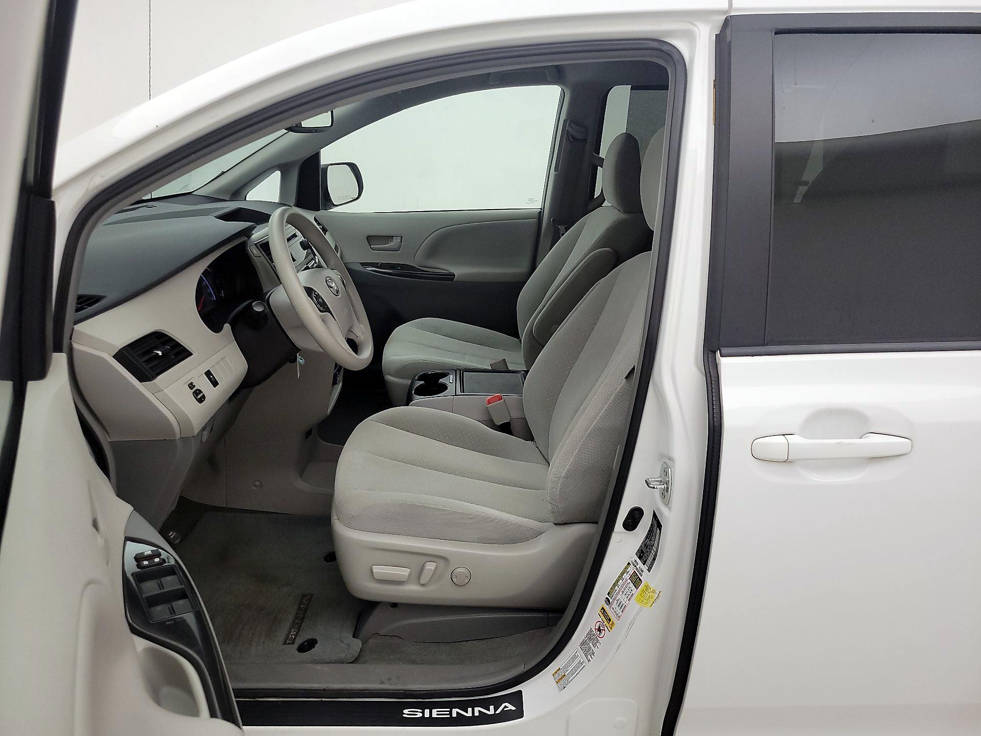 Thumbnail: 2014 Toyota Sienna - 11