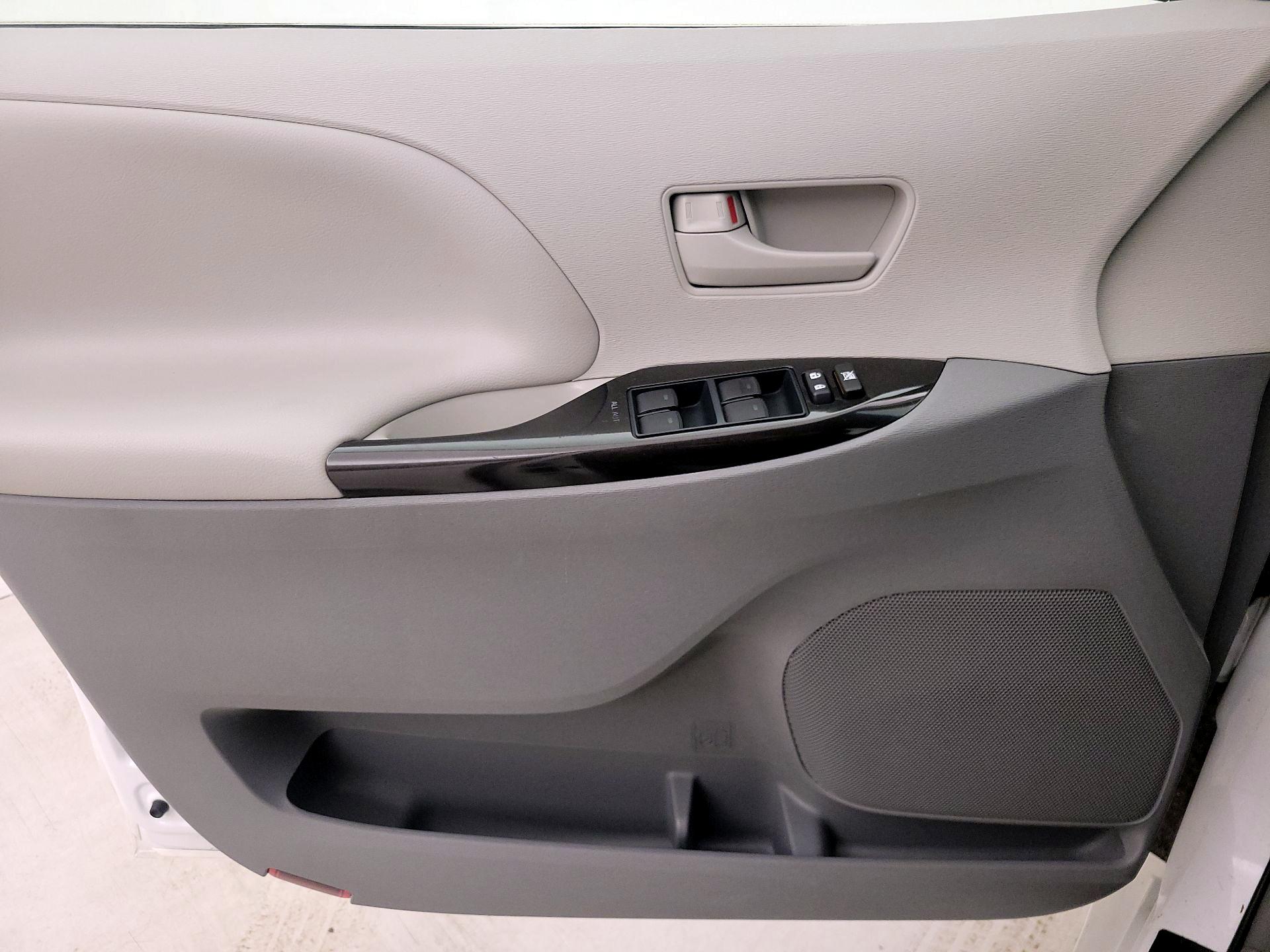 Thumbnail: 2014 Toyota Sienna - 12