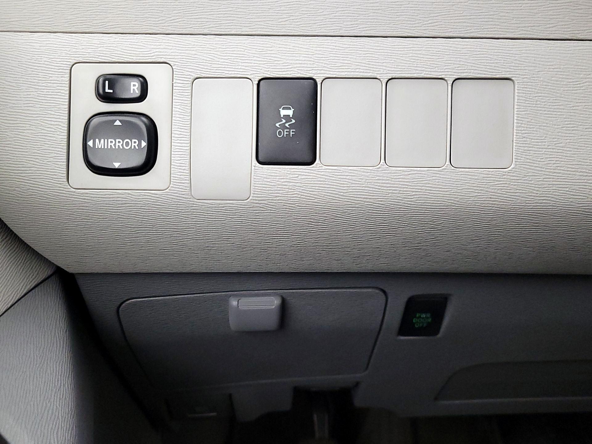 Thumbnail: 2014 Toyota Sienna - 13