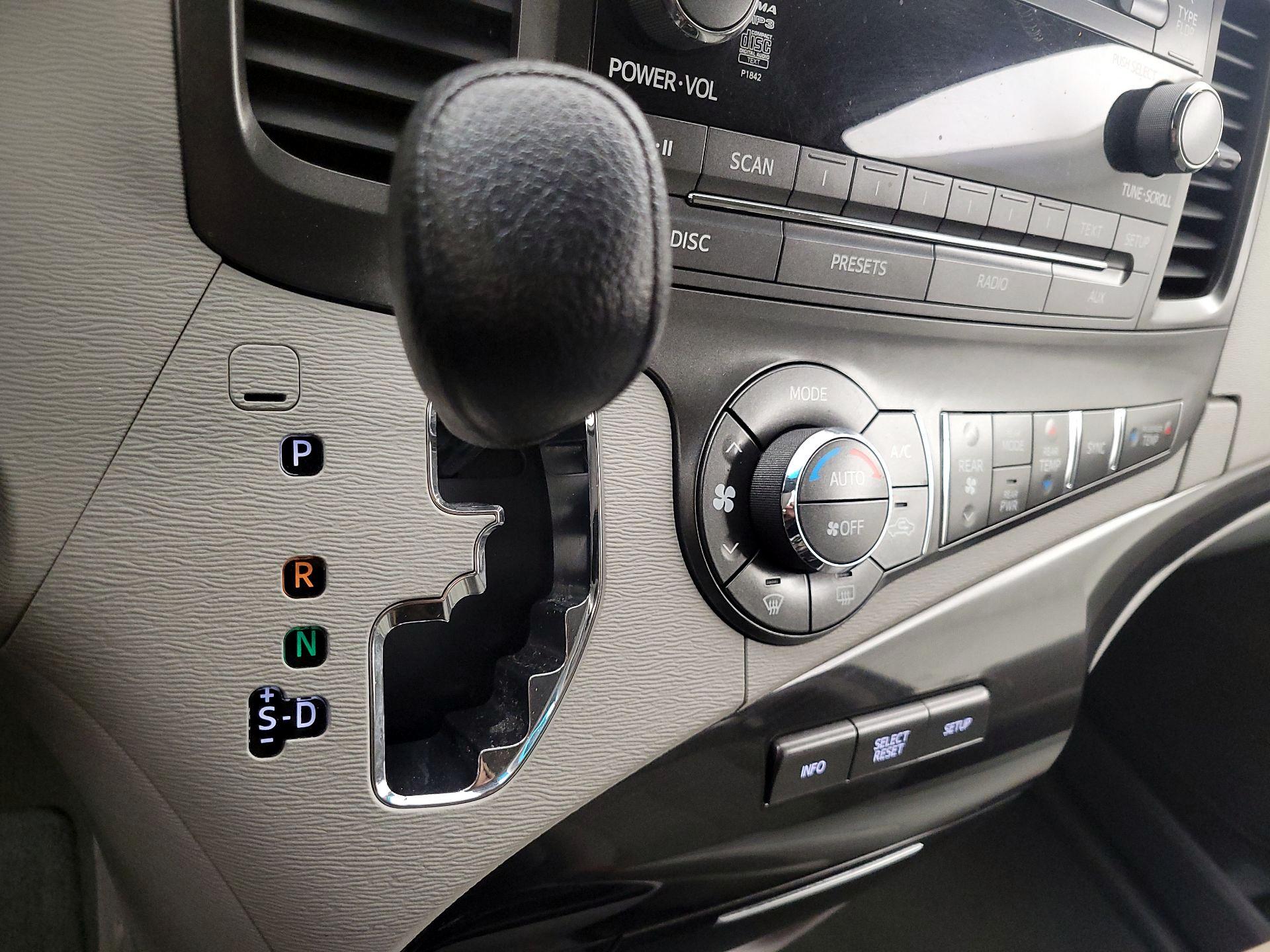 Thumbnail: 2014 Toyota Sienna - 17