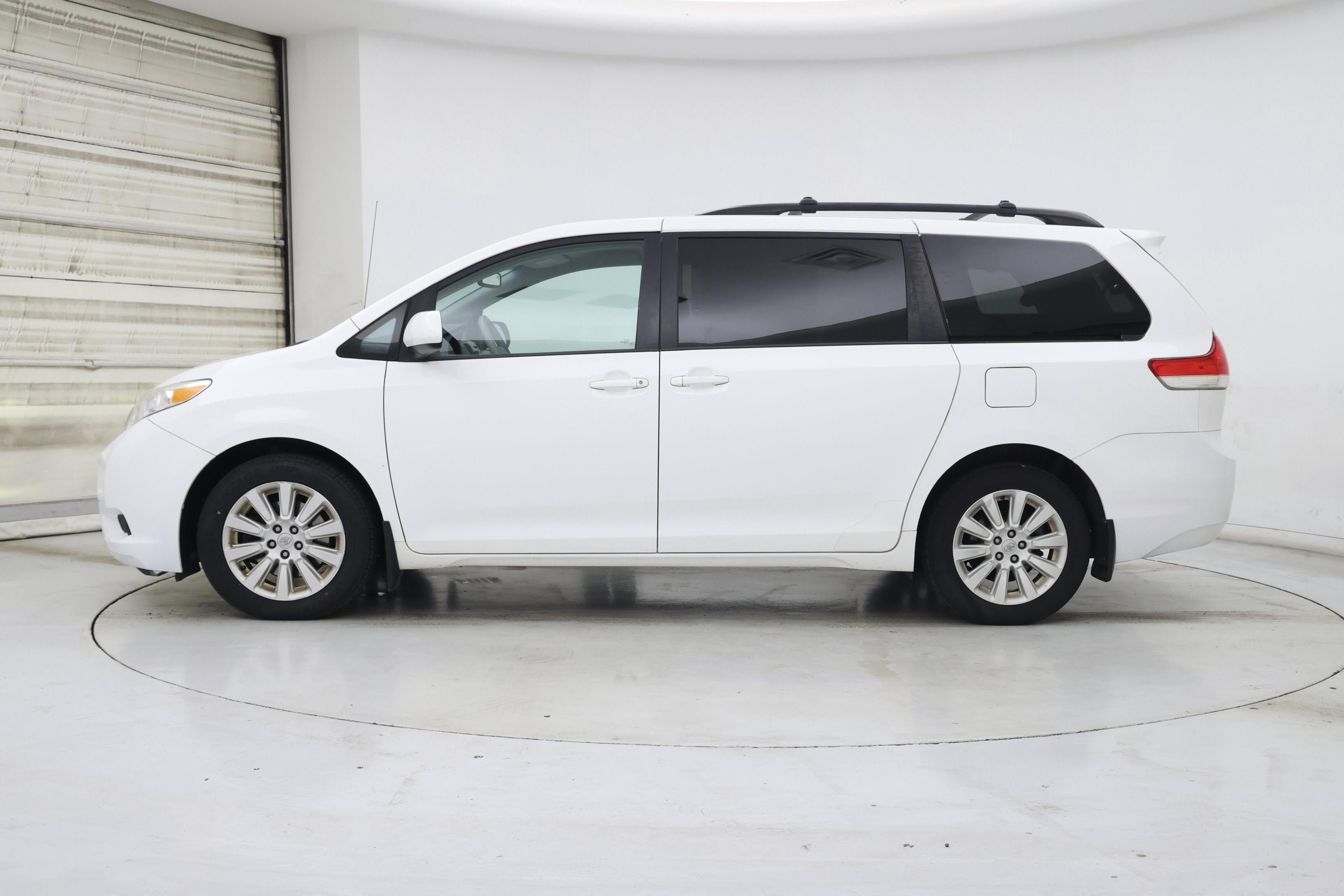 Thumbnail: 2014 Toyota Sienna - 3