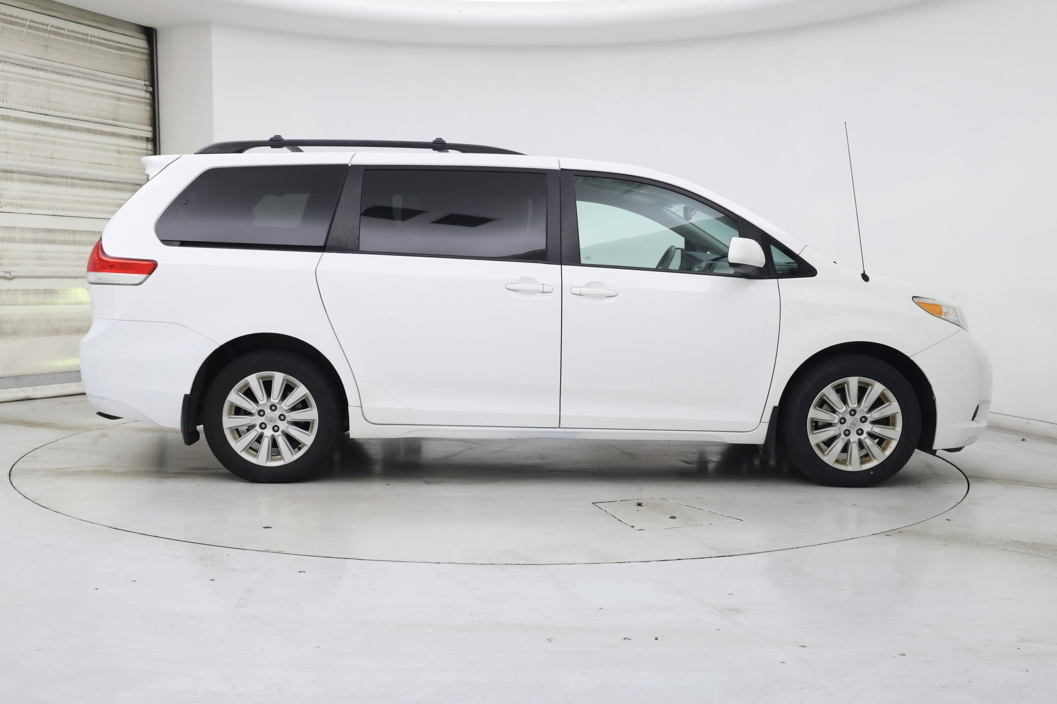 Thumbnail: 2014 Toyota Sienna - 7