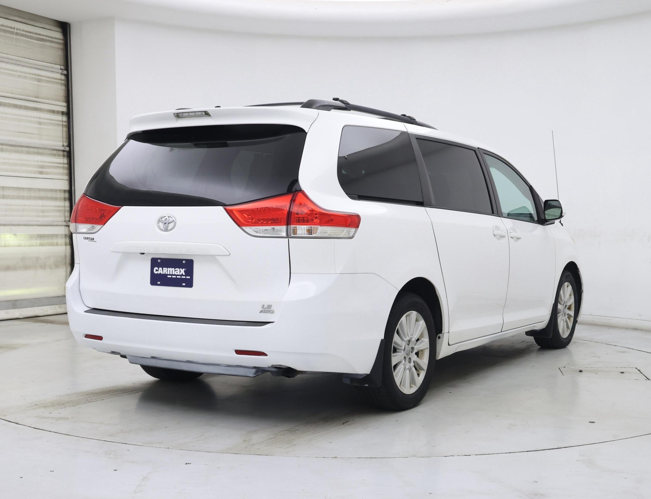 Thumbnail: 2014 Toyota Sienna - 8