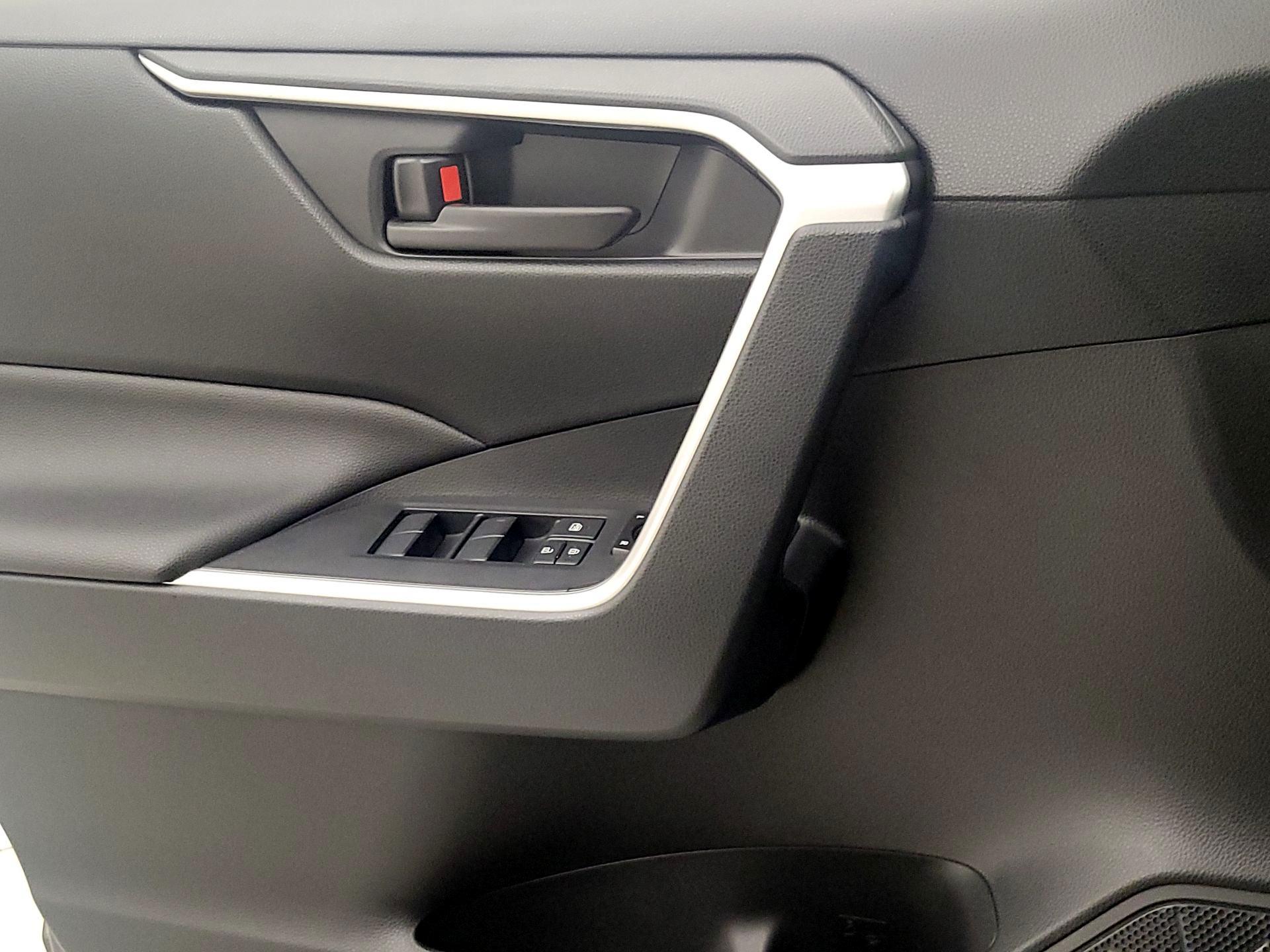 Thumbnail: 2019 Toyota RAV4 - 12