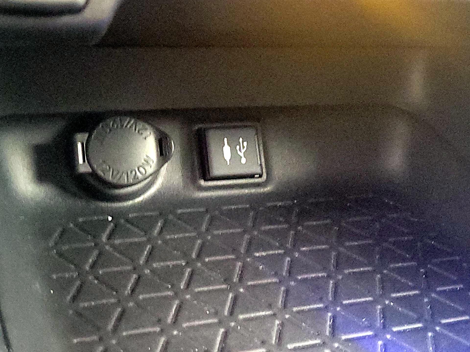 Thumbnail: 2019 Toyota RAV4 - 18