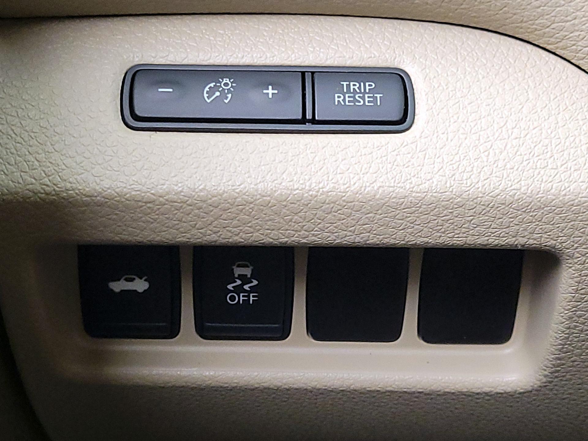 Thumbnail: 2015 Nissan Altima - 13