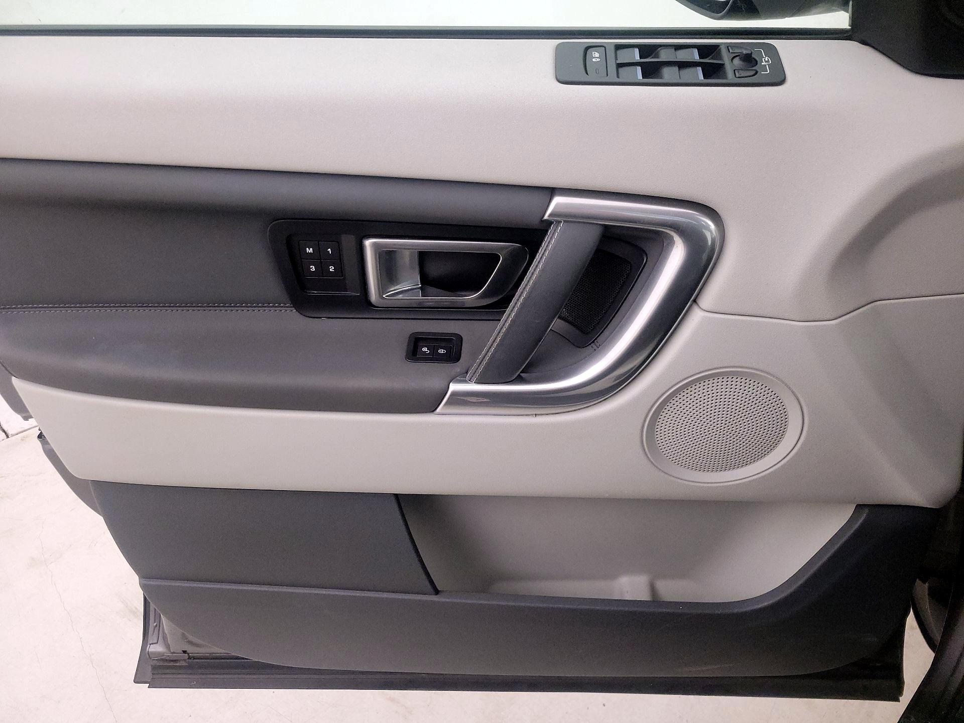 Thumbnail: 2017 Land Rover Discovery Sport - 12