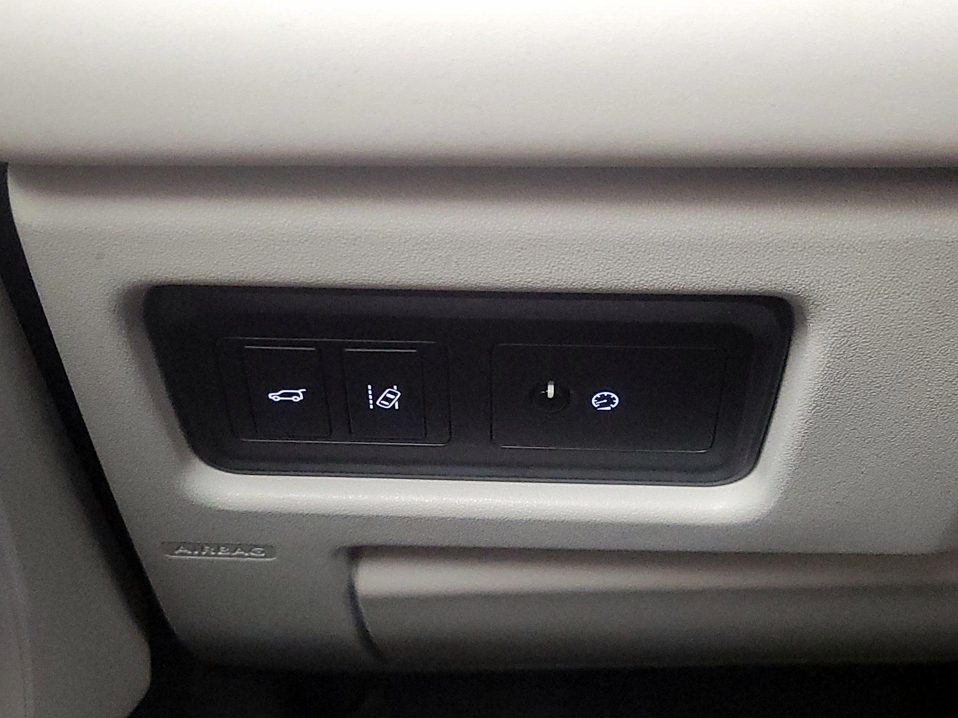 Thumbnail: 2017 Land Rover Discovery Sport - 13