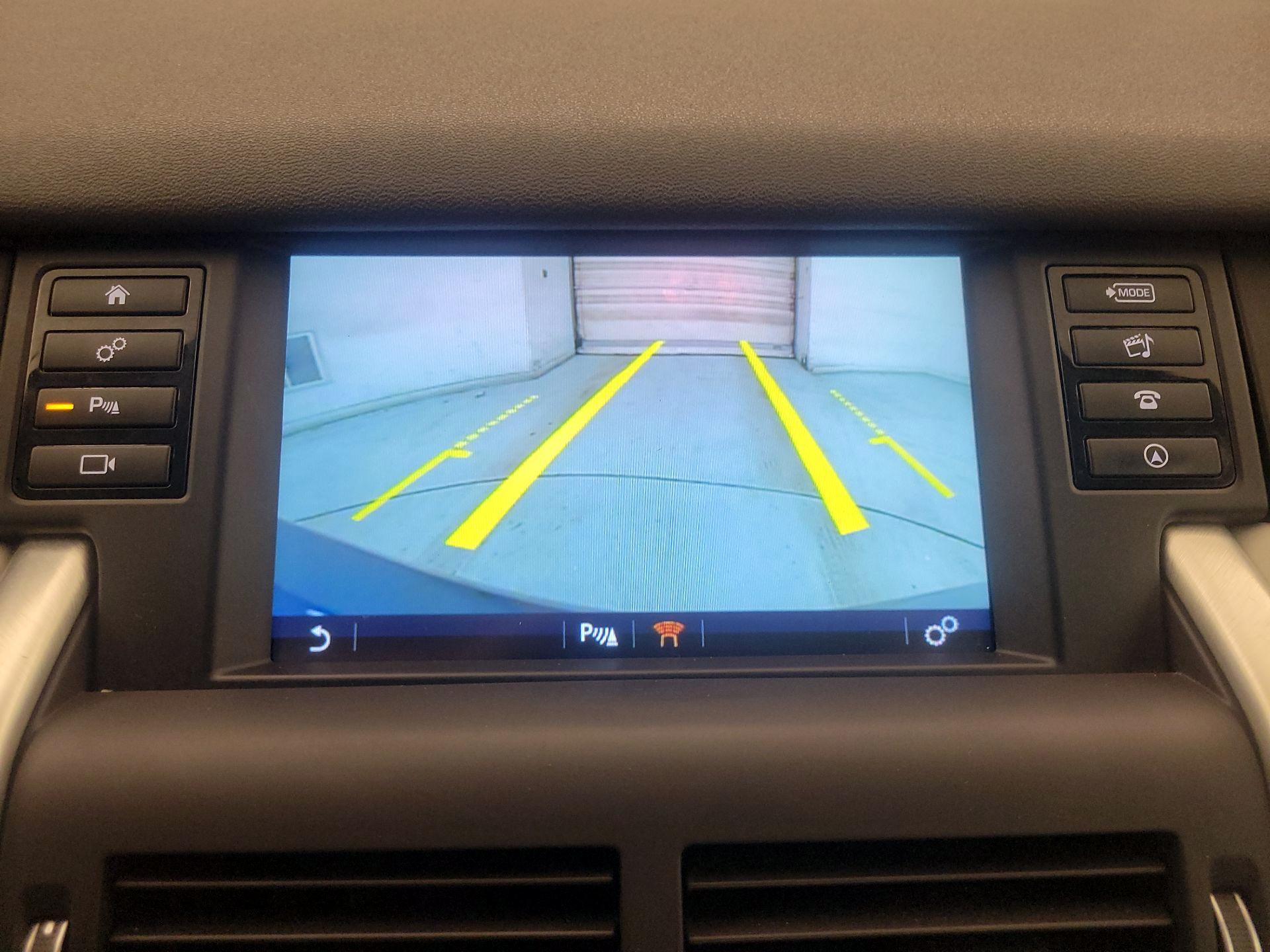 Thumbnail: 2017 Land Rover Discovery Sport - 14