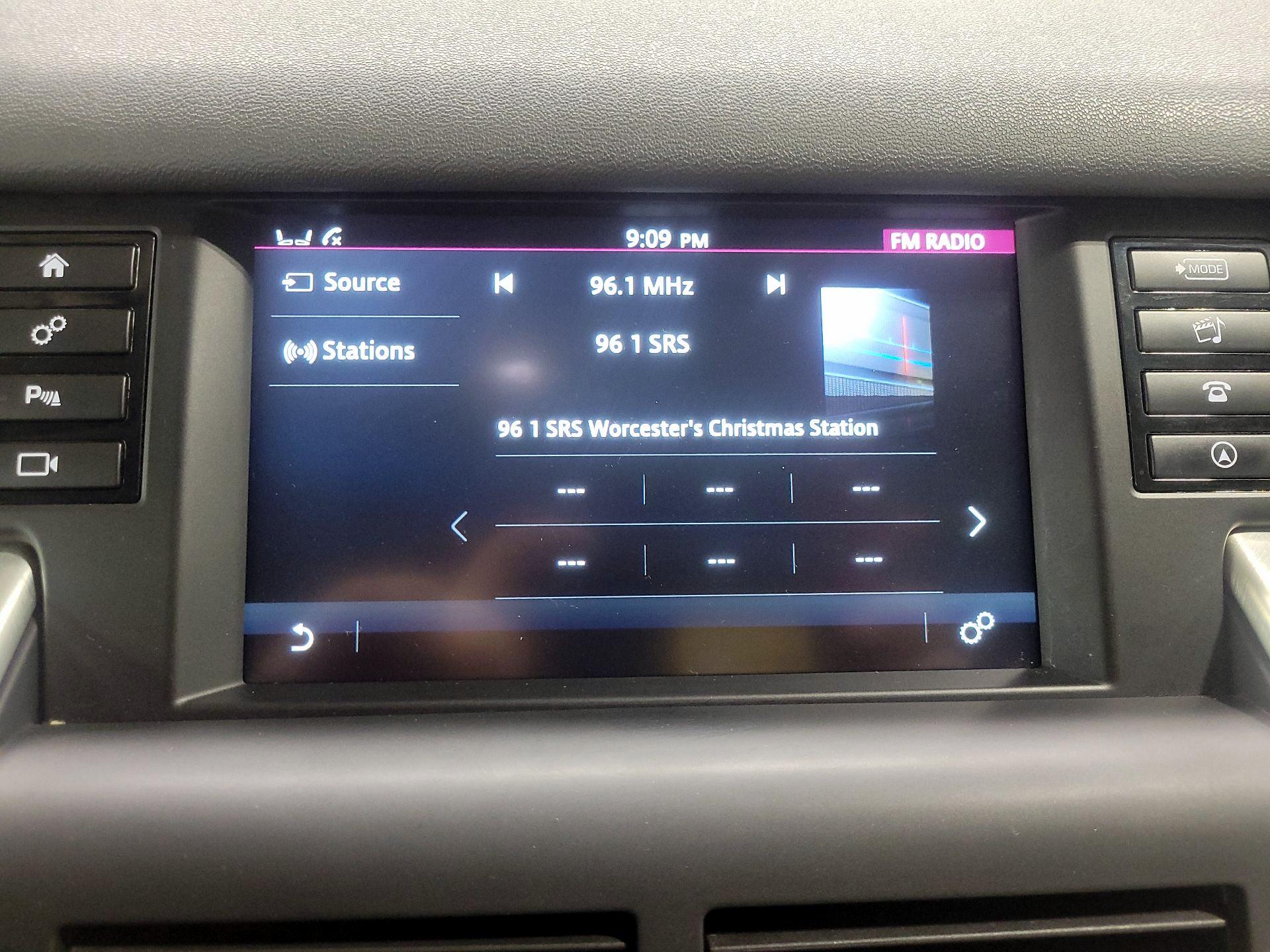 Thumbnail: 2017 Land Rover Discovery Sport - 15