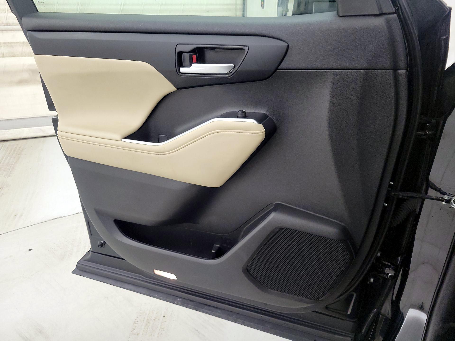 Thumbnail: 2023 Toyota Highlander - 12