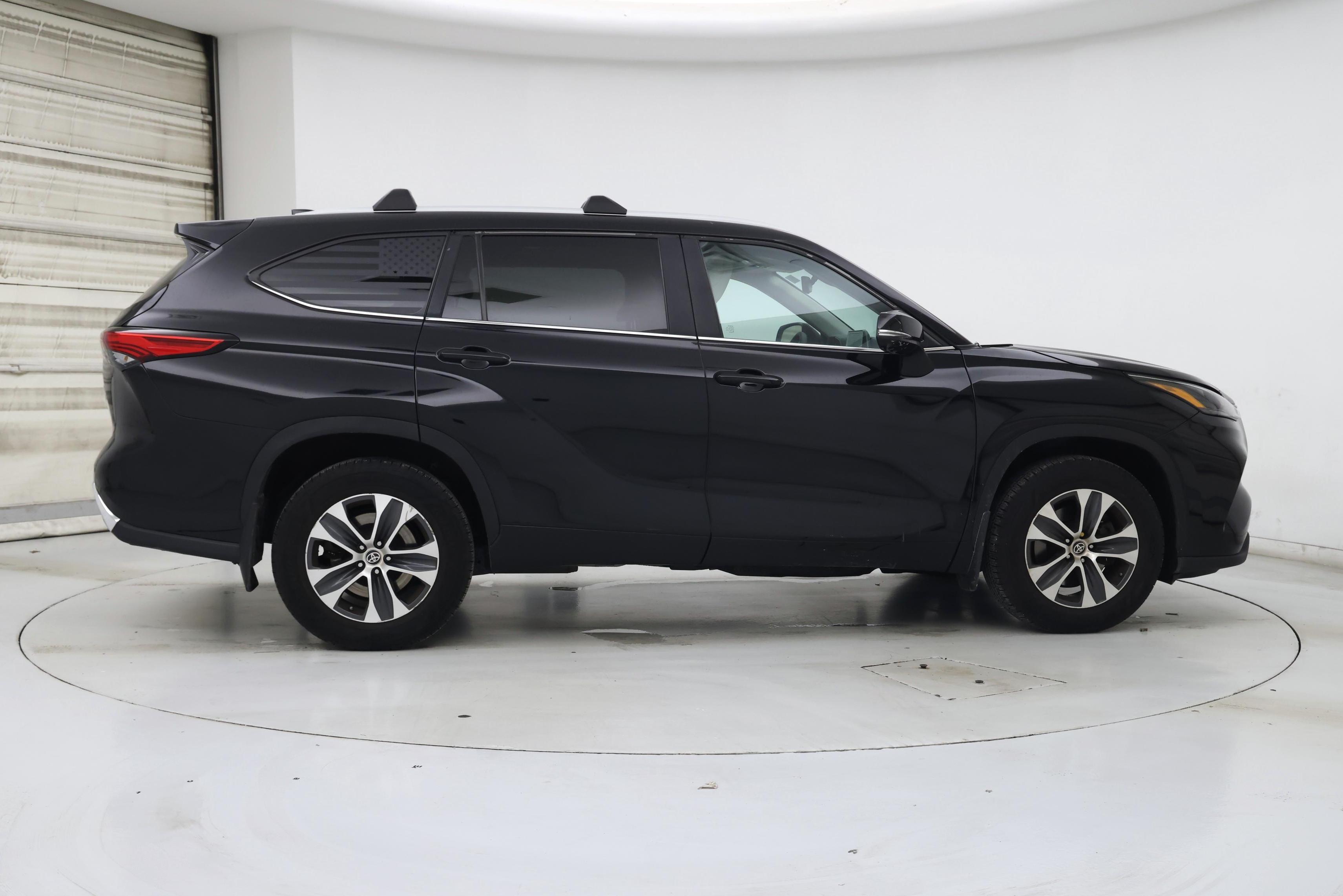 Thumbnail: 2023 Toyota Highlander - 7