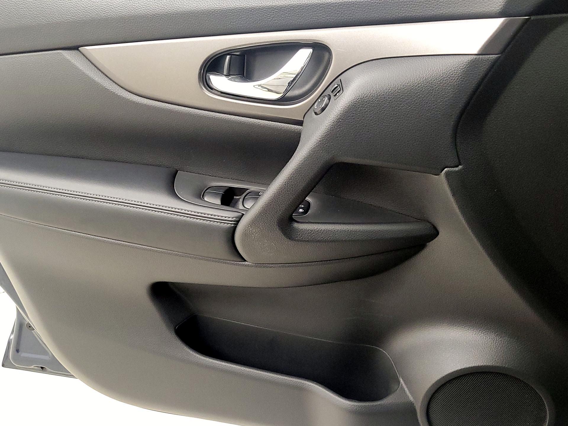 Thumbnail: 2016 Nissan Rogue - 12