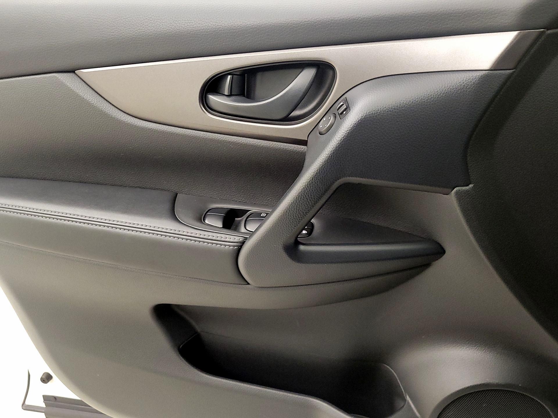 Thumbnail: 2020 Nissan Rogue Sport - 12