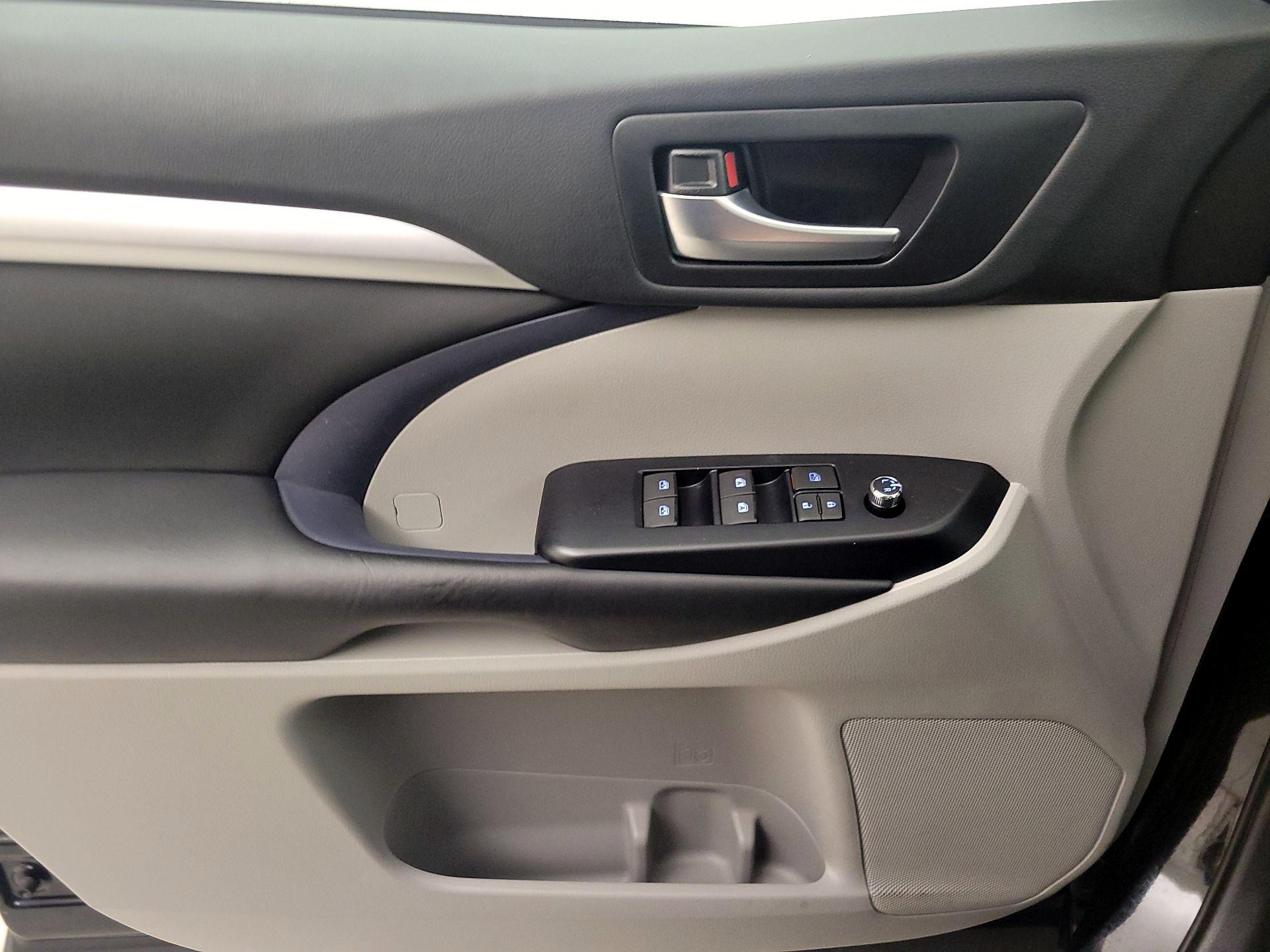 Thumbnail: 2018 Toyota Highlander - 12