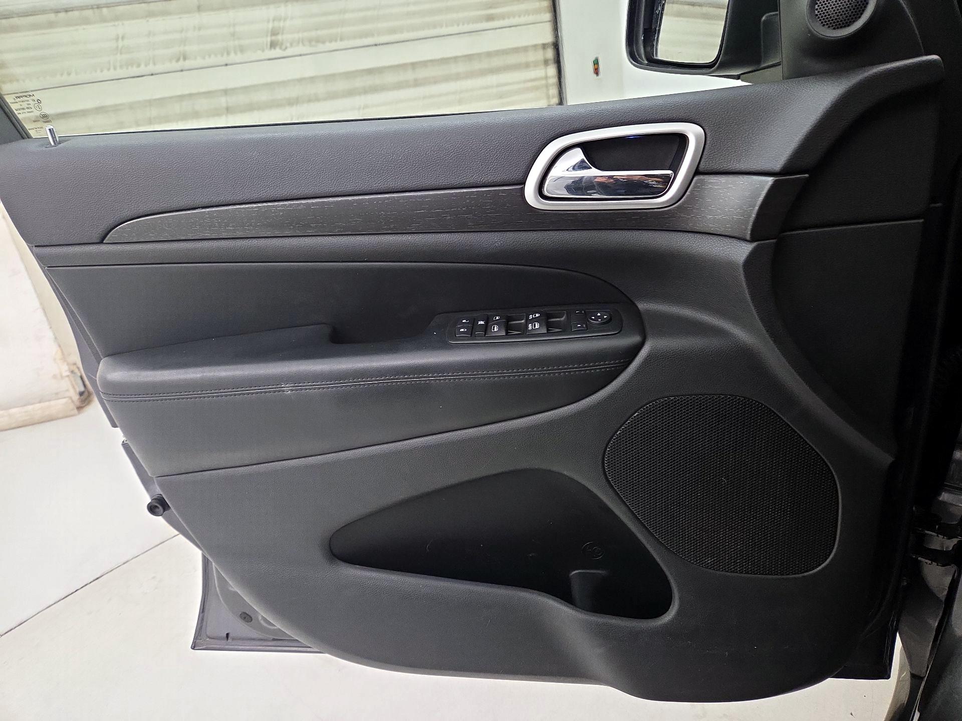 Thumbnail: 2015 Jeep Grand Cherokee - 12