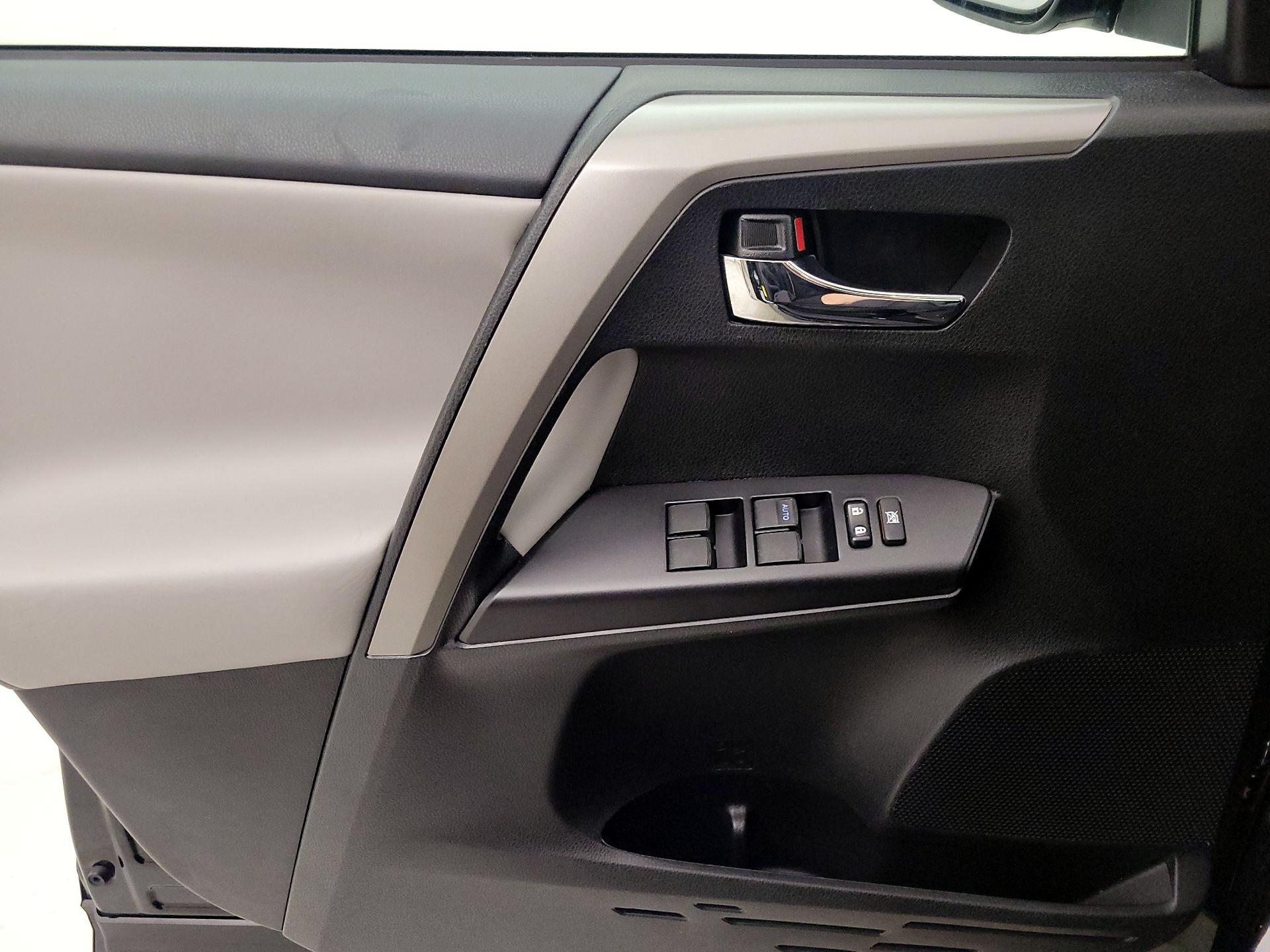 Thumbnail: 2018 Toyota RAV4 - 12