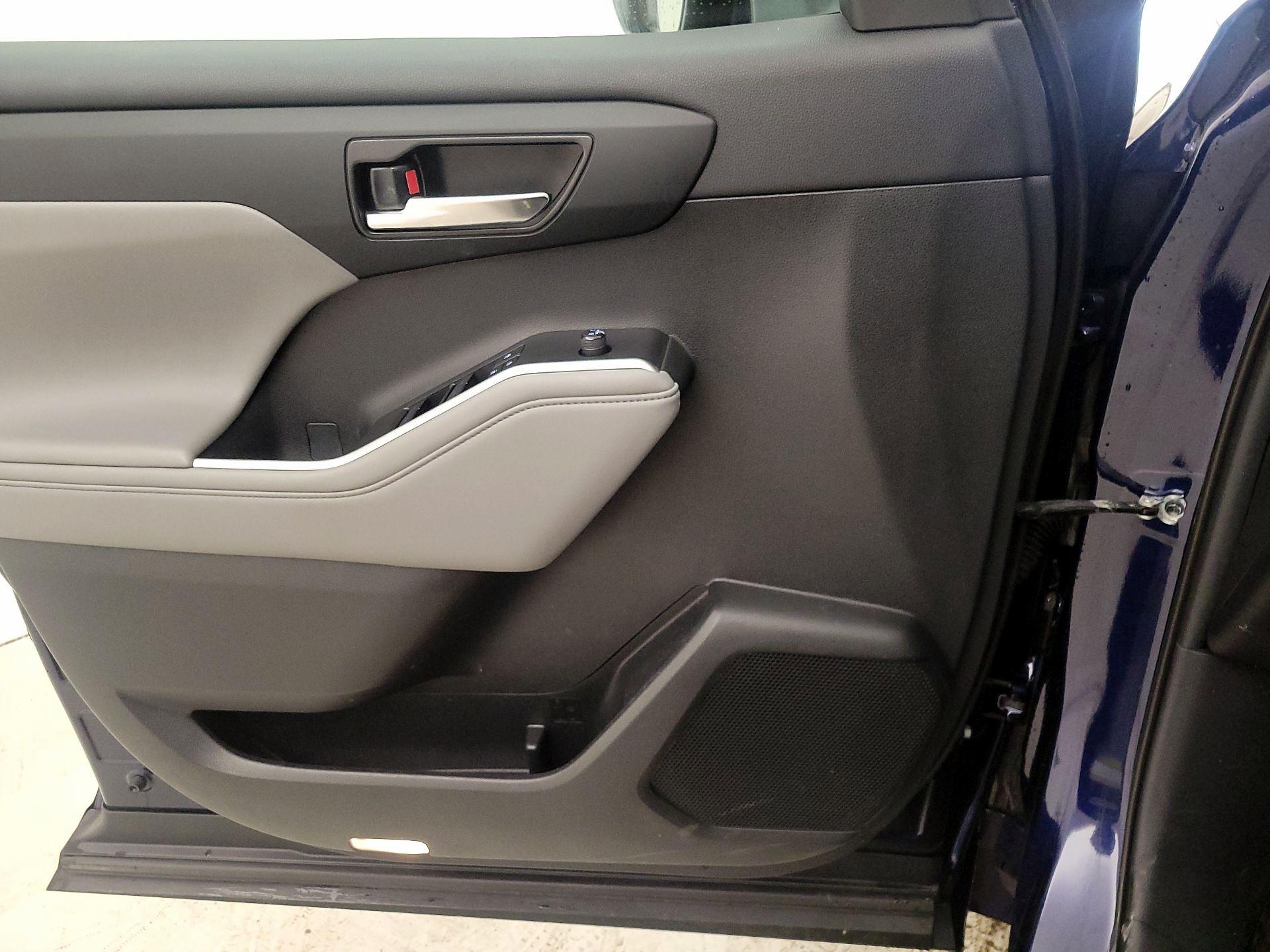 Thumbnail: 2021 Toyota Highlander - 12