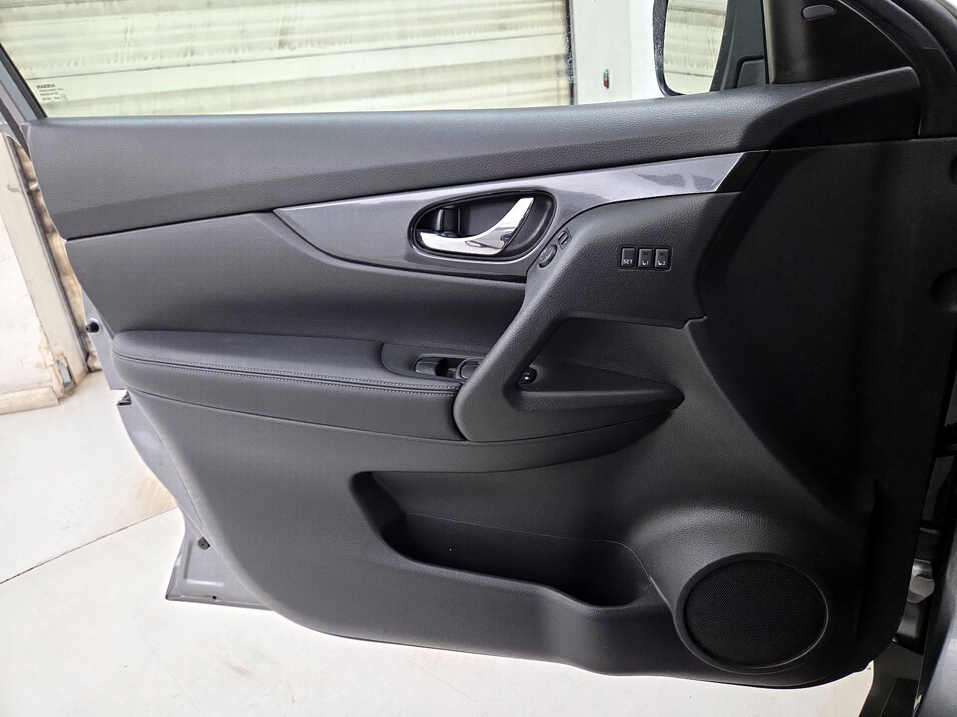 Thumbnail: 2018 Nissan Rogue - 12