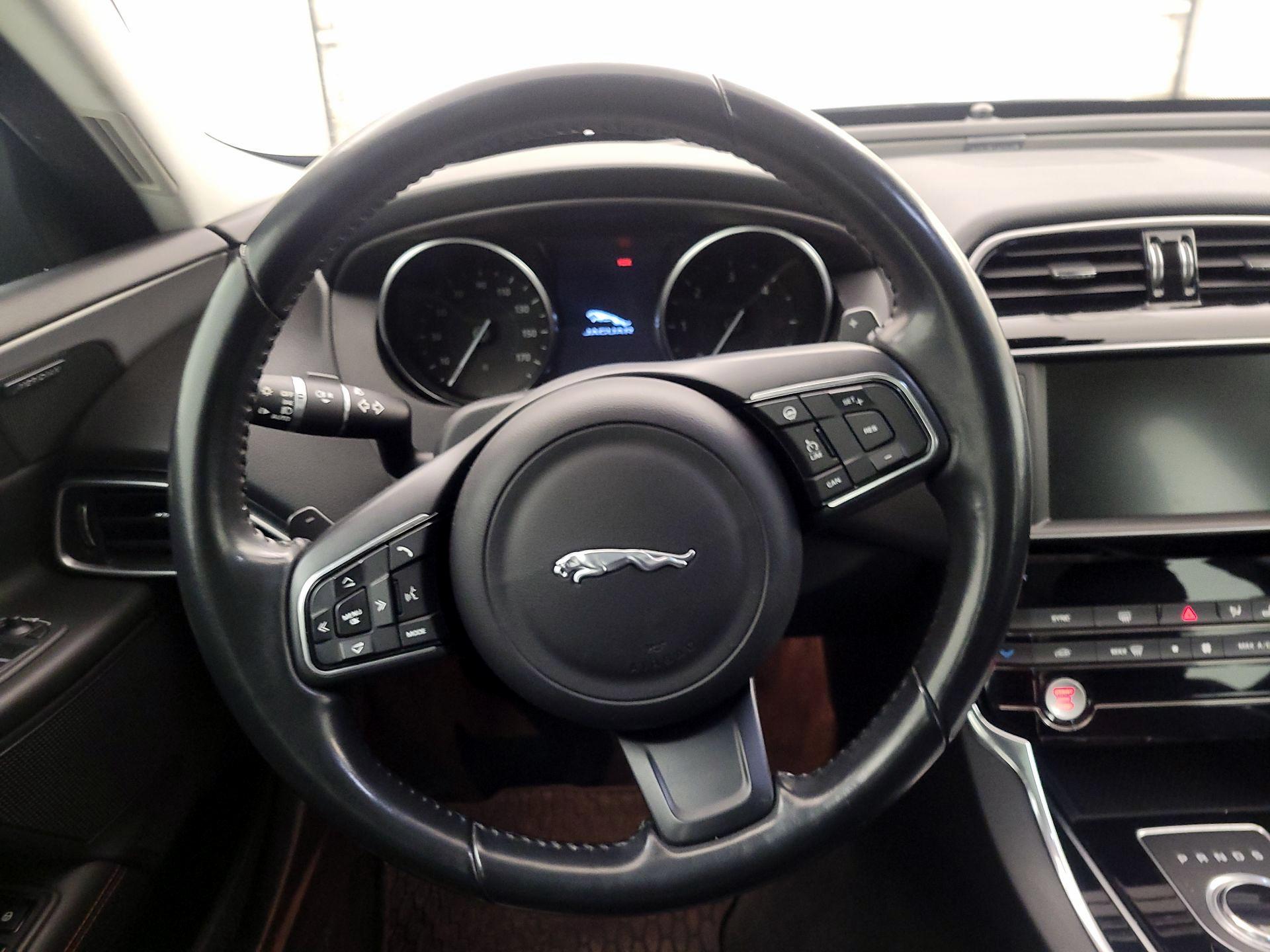 Thumbnail: 2017 Jaguar XE - 10