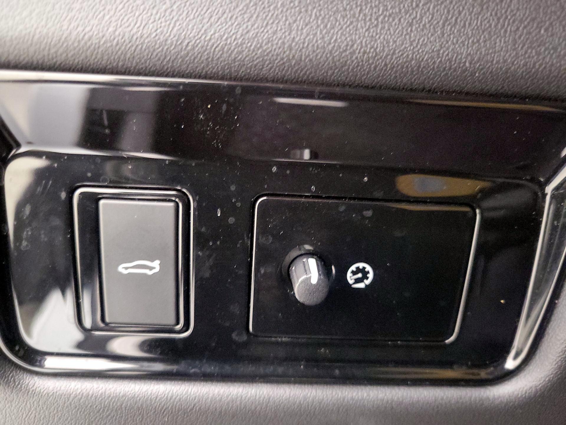 Thumbnail: 2017 Jaguar XE - 13