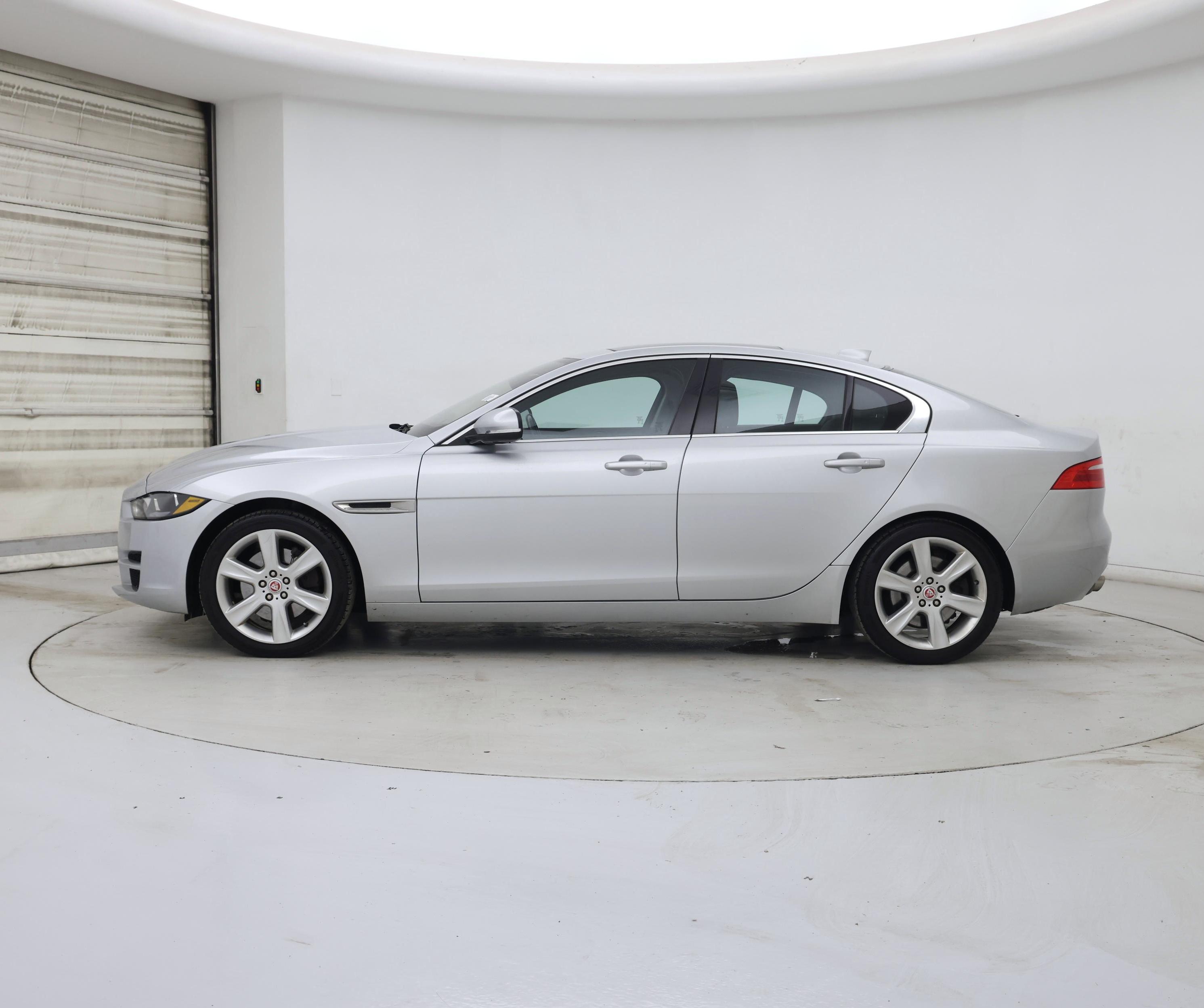 Thumbnail: 2017 Jaguar XE - 3