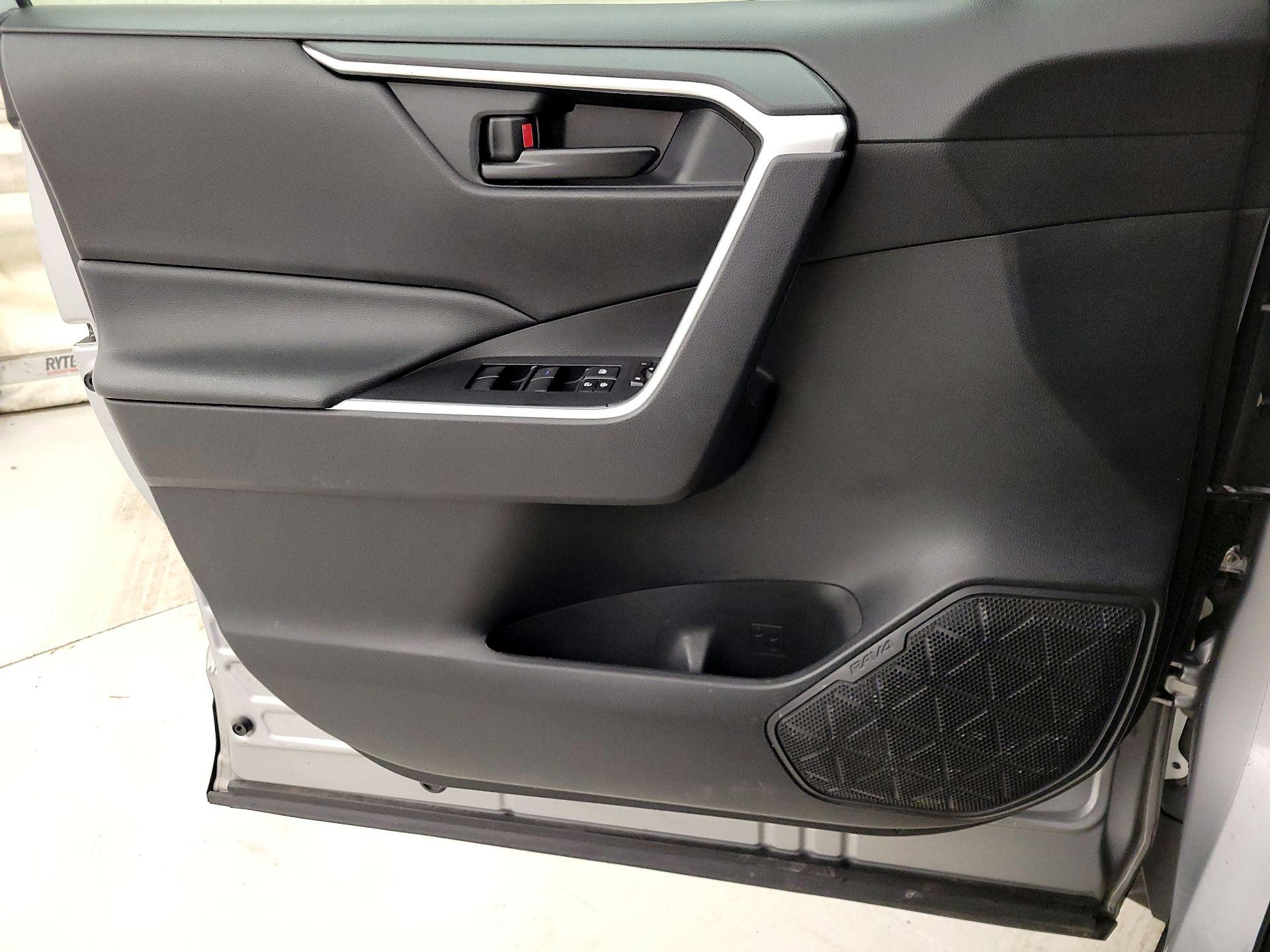 Thumbnail: 2020 Toyota RAV4 - 12