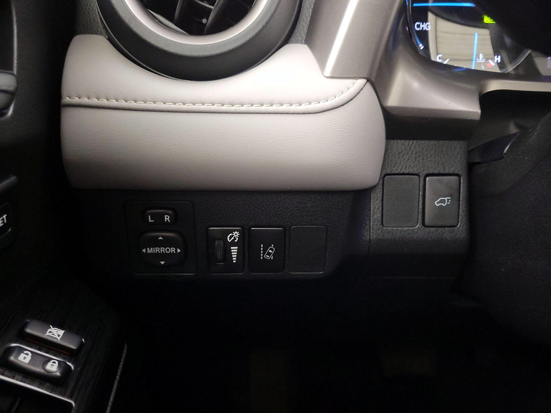 Thumbnail: 2018 Toyota RAV4 - 13