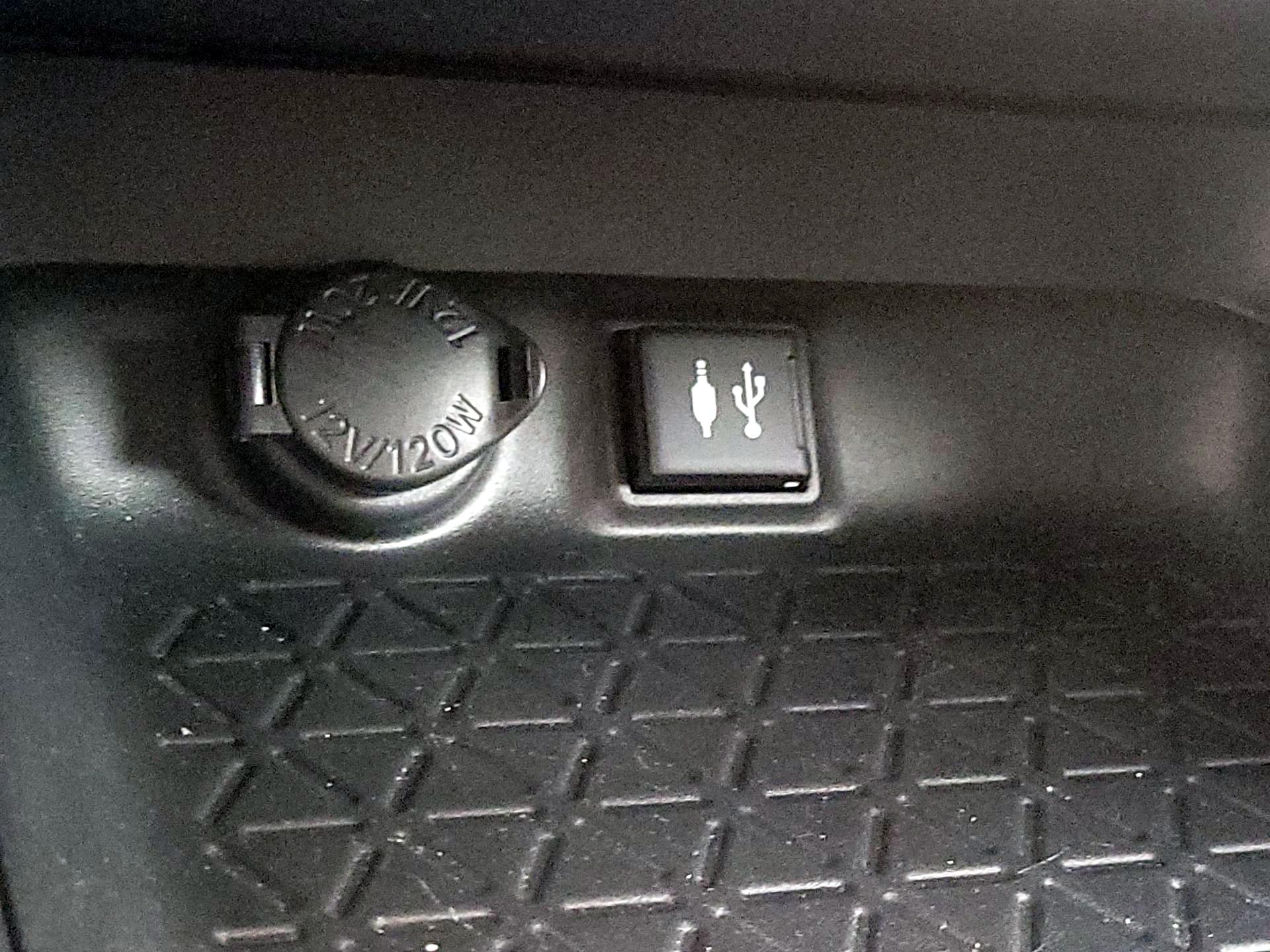 Thumbnail: 2019 Toyota RAV4 - 18