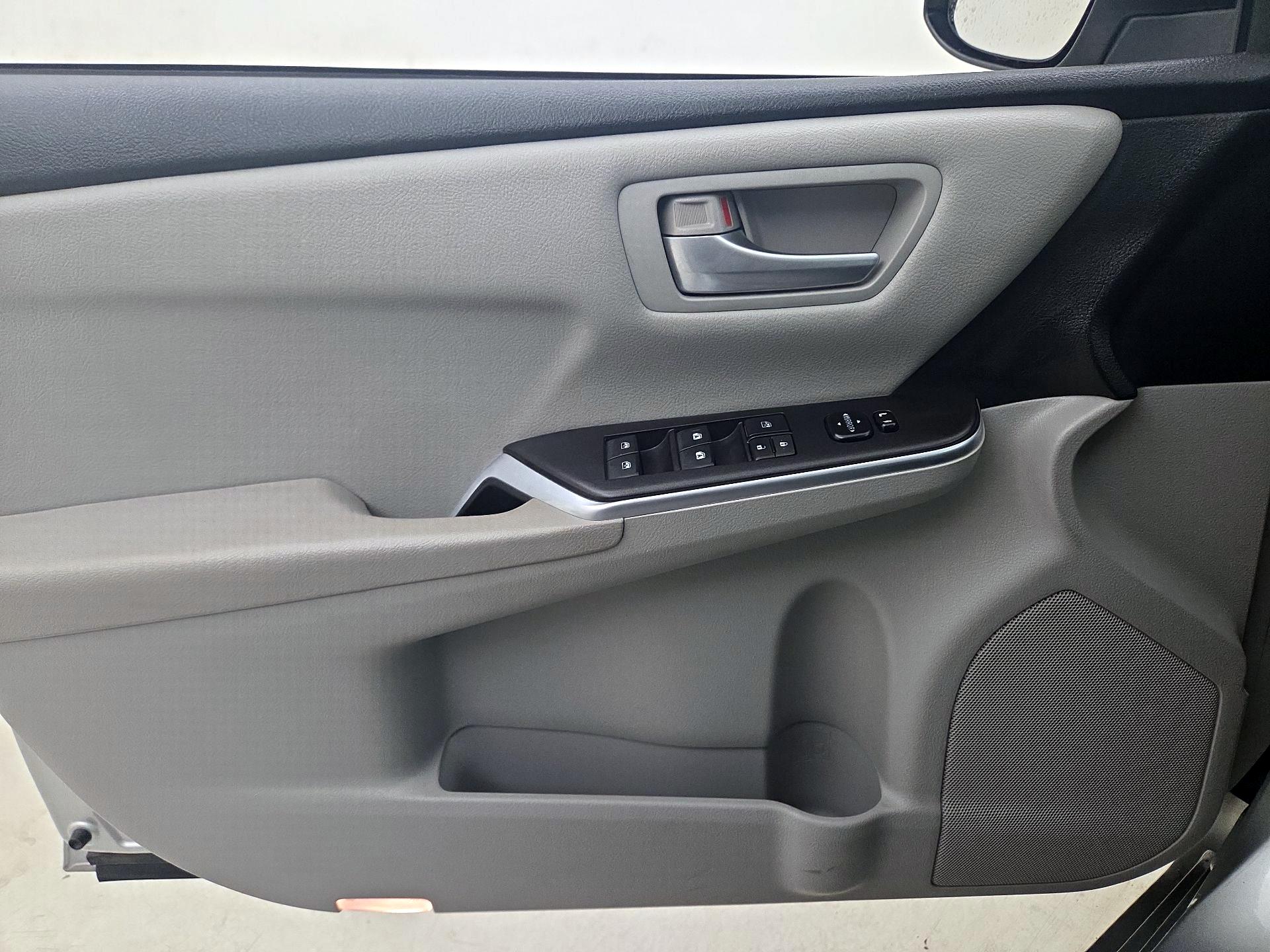 Thumbnail: 2015 Toyota Camry - 12