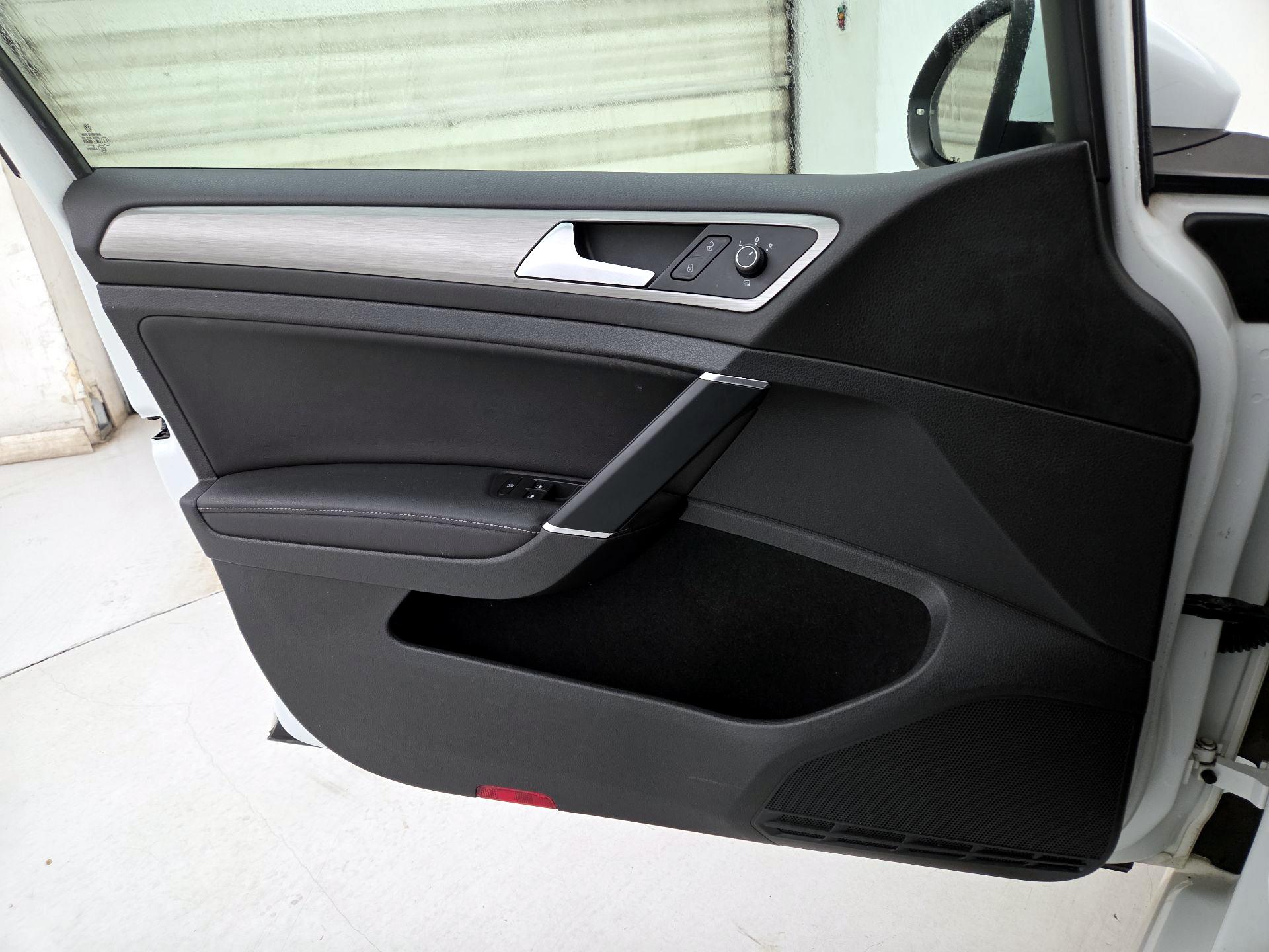 Thumbnail: 2015 Volkswagen Golf - 12