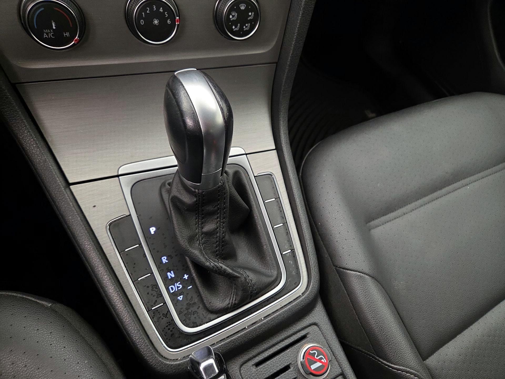 Thumbnail: 2015 Volkswagen Golf - 16