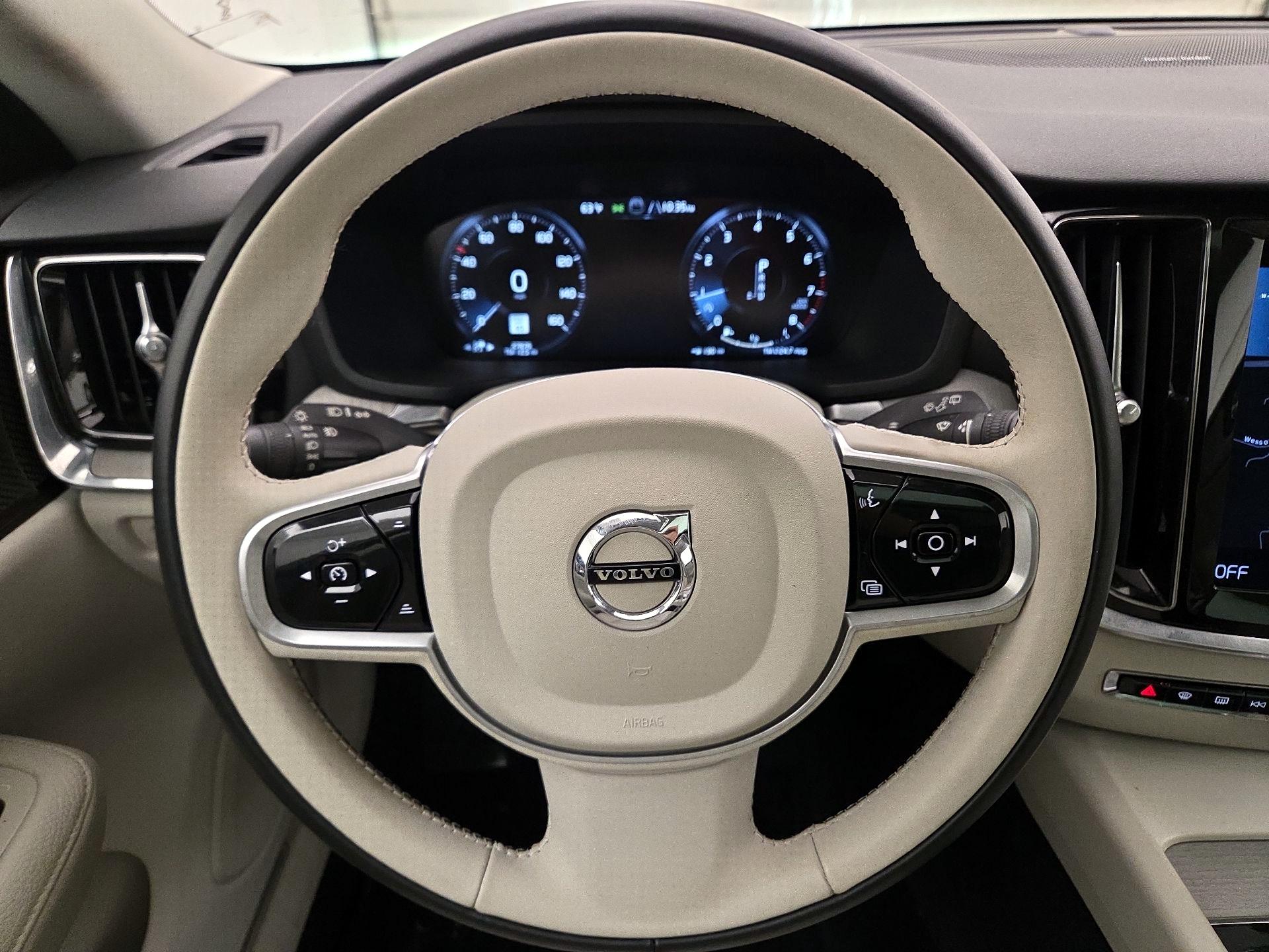 Thumbnail: 2022 Volvo S60 - 10