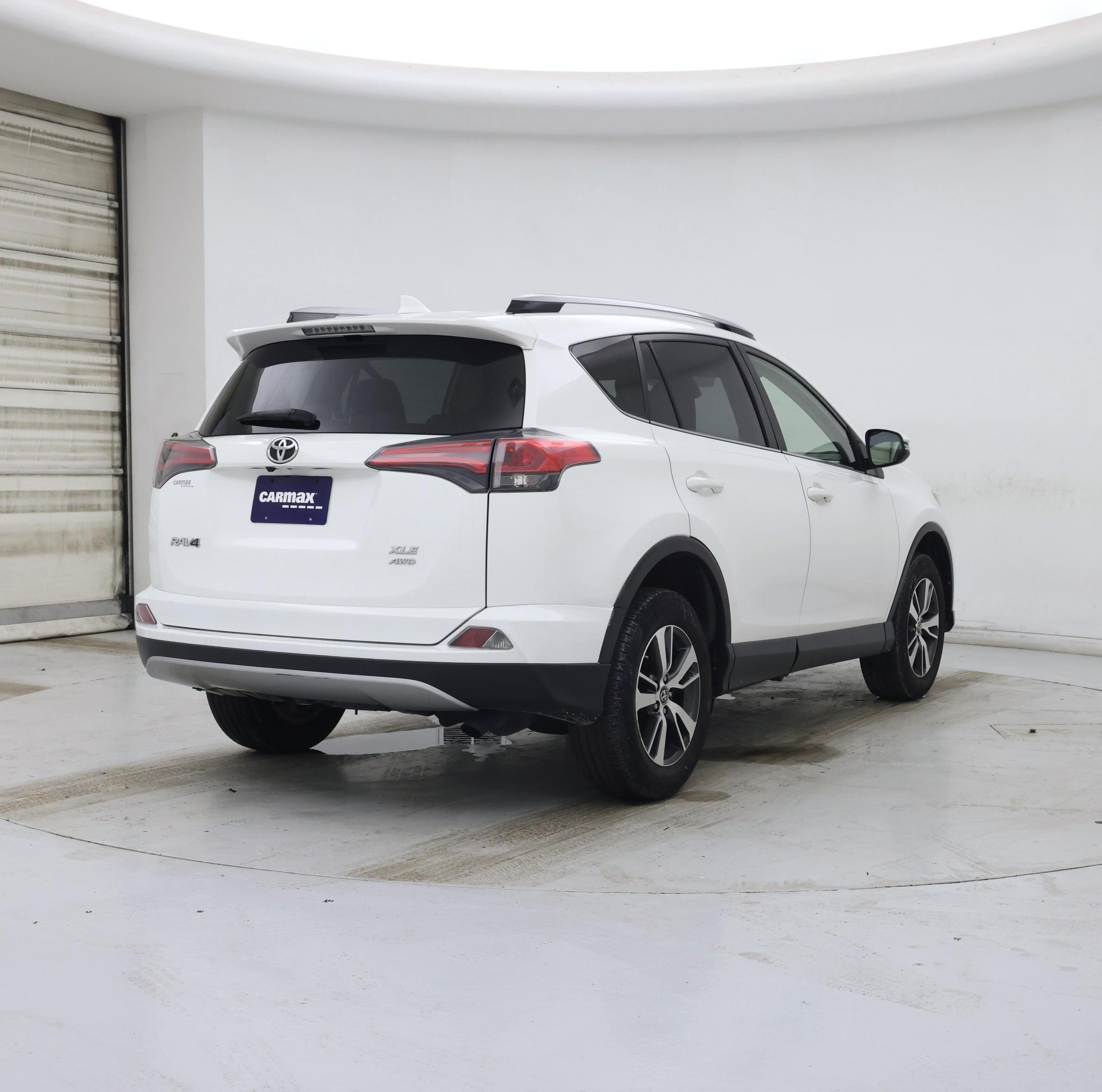 Thumbnail: 2018 Toyota RAV4 - 8