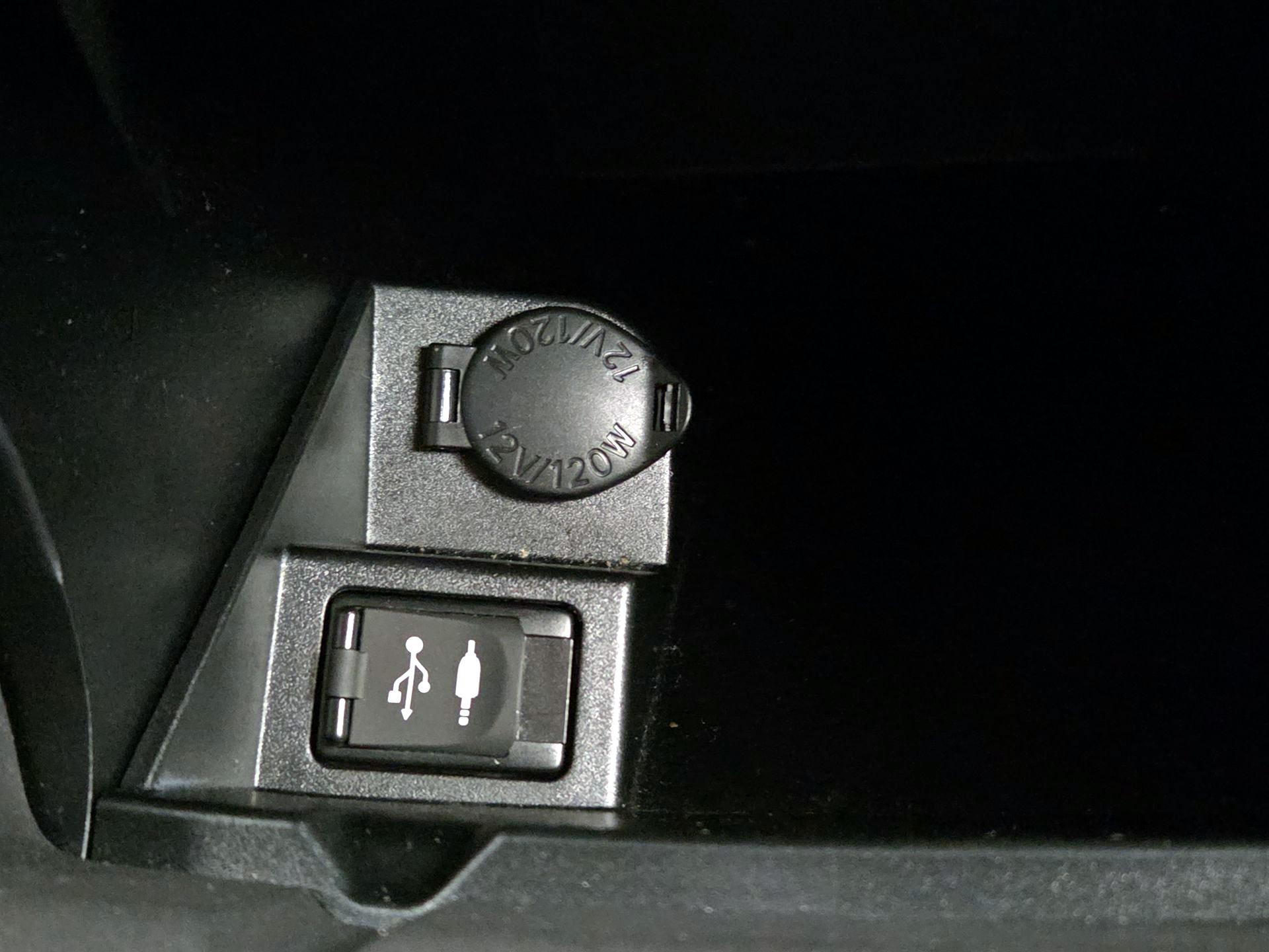 Thumbnail: 2016 Toyota Camry - 18