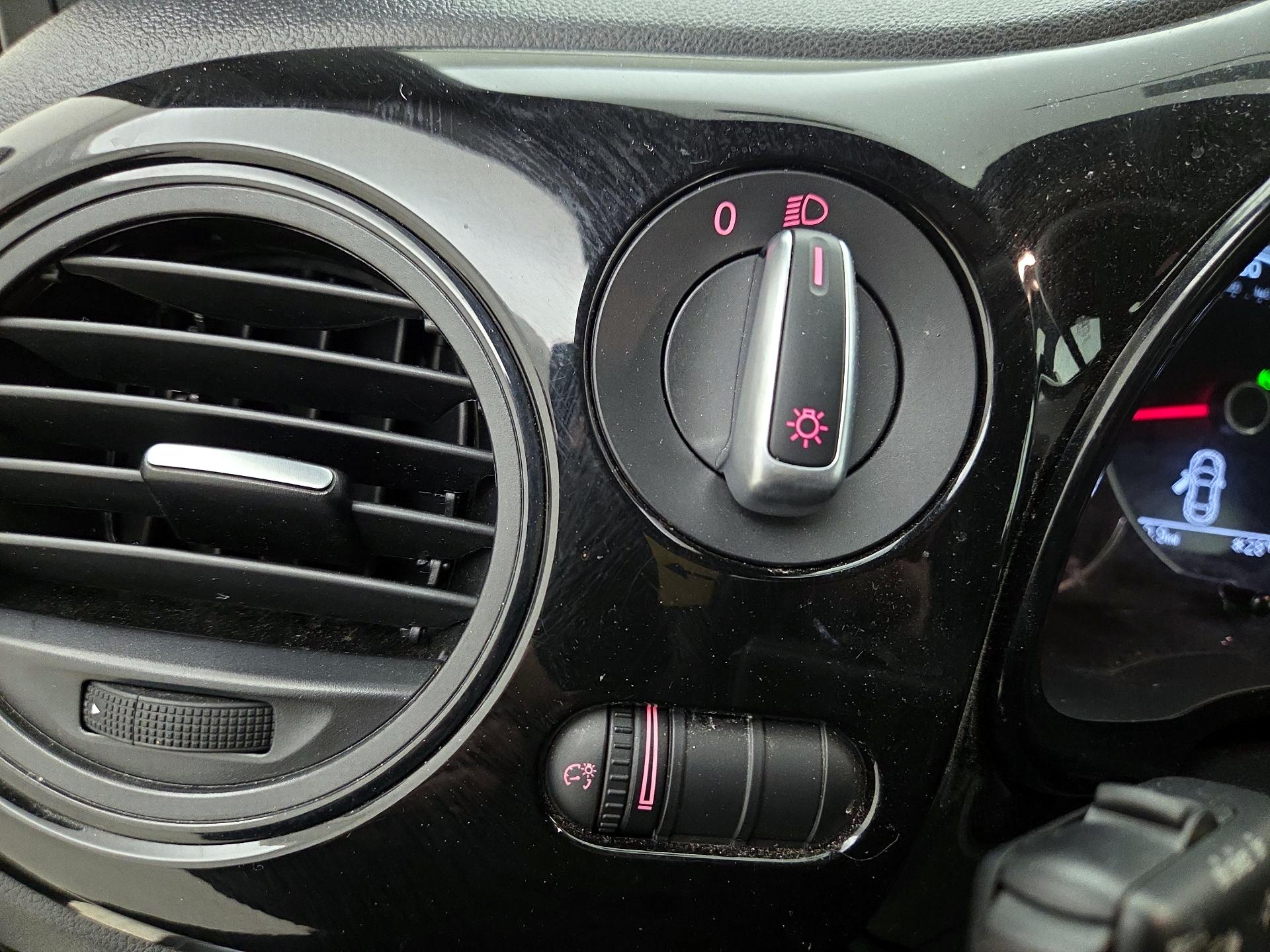 Thumbnail: 2018 Volkswagen Beetle - 13