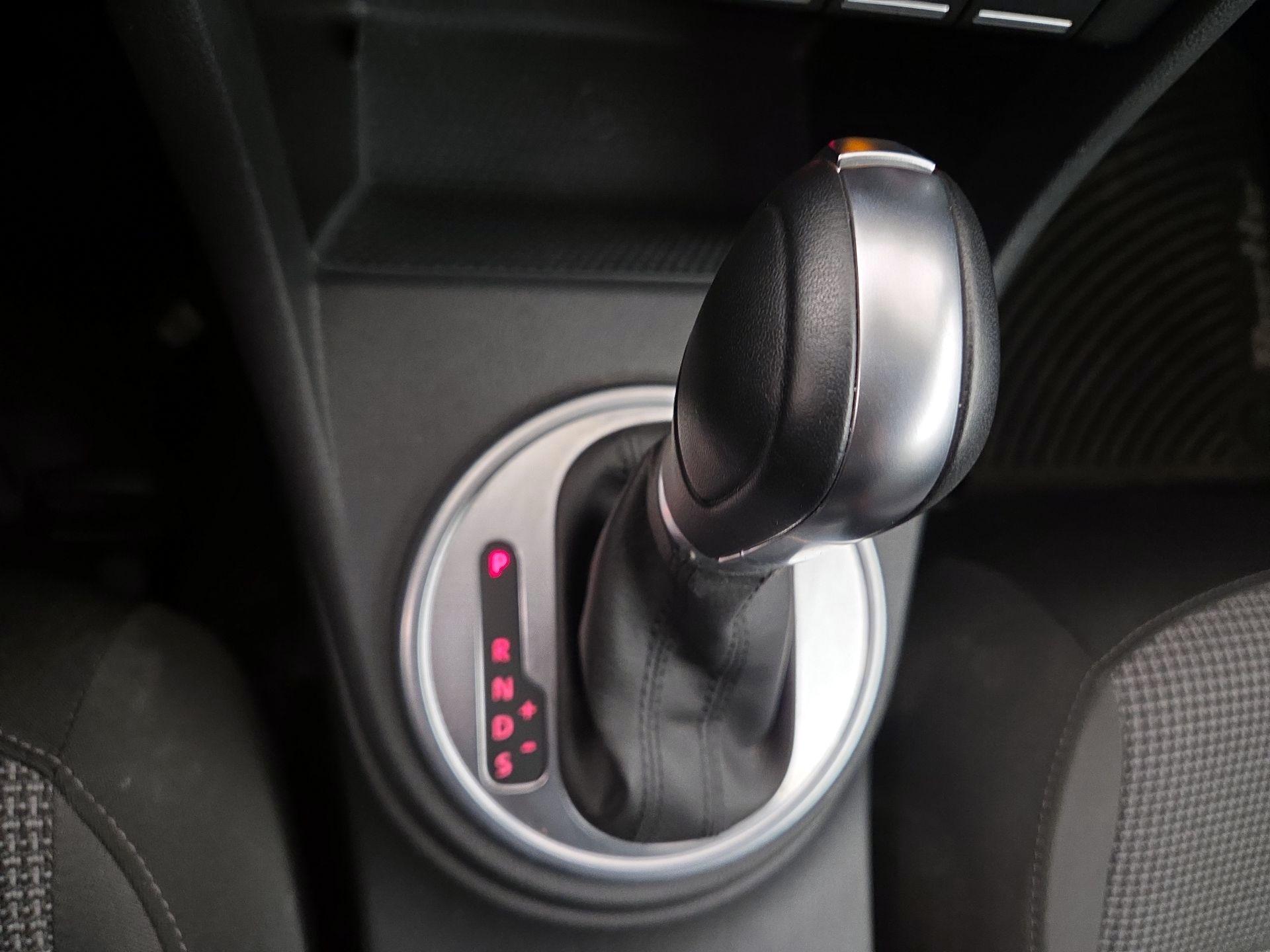 Thumbnail: 2018 Volkswagen Beetle - 17