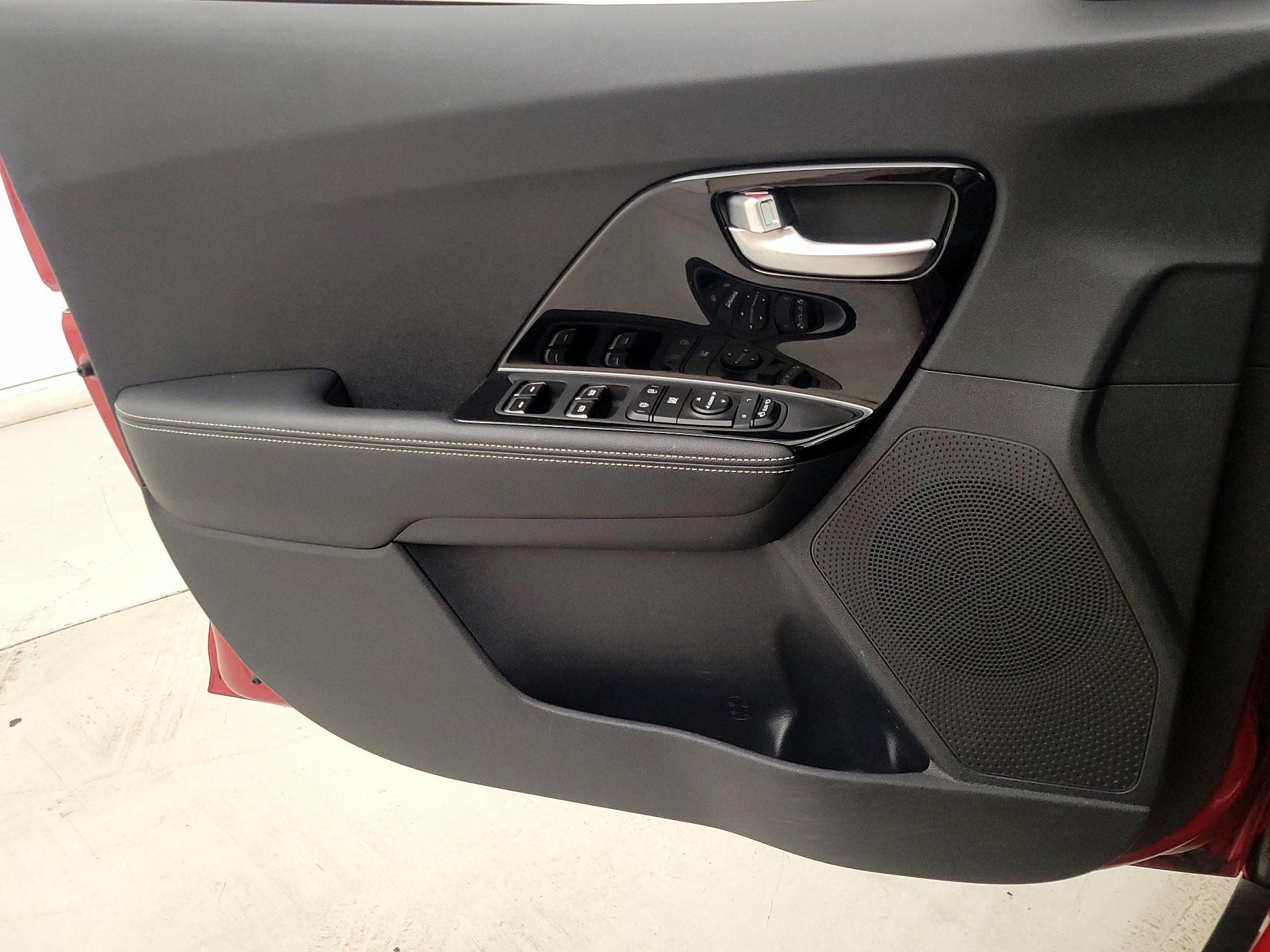 Thumbnail: 2021 Kia Niro - 12