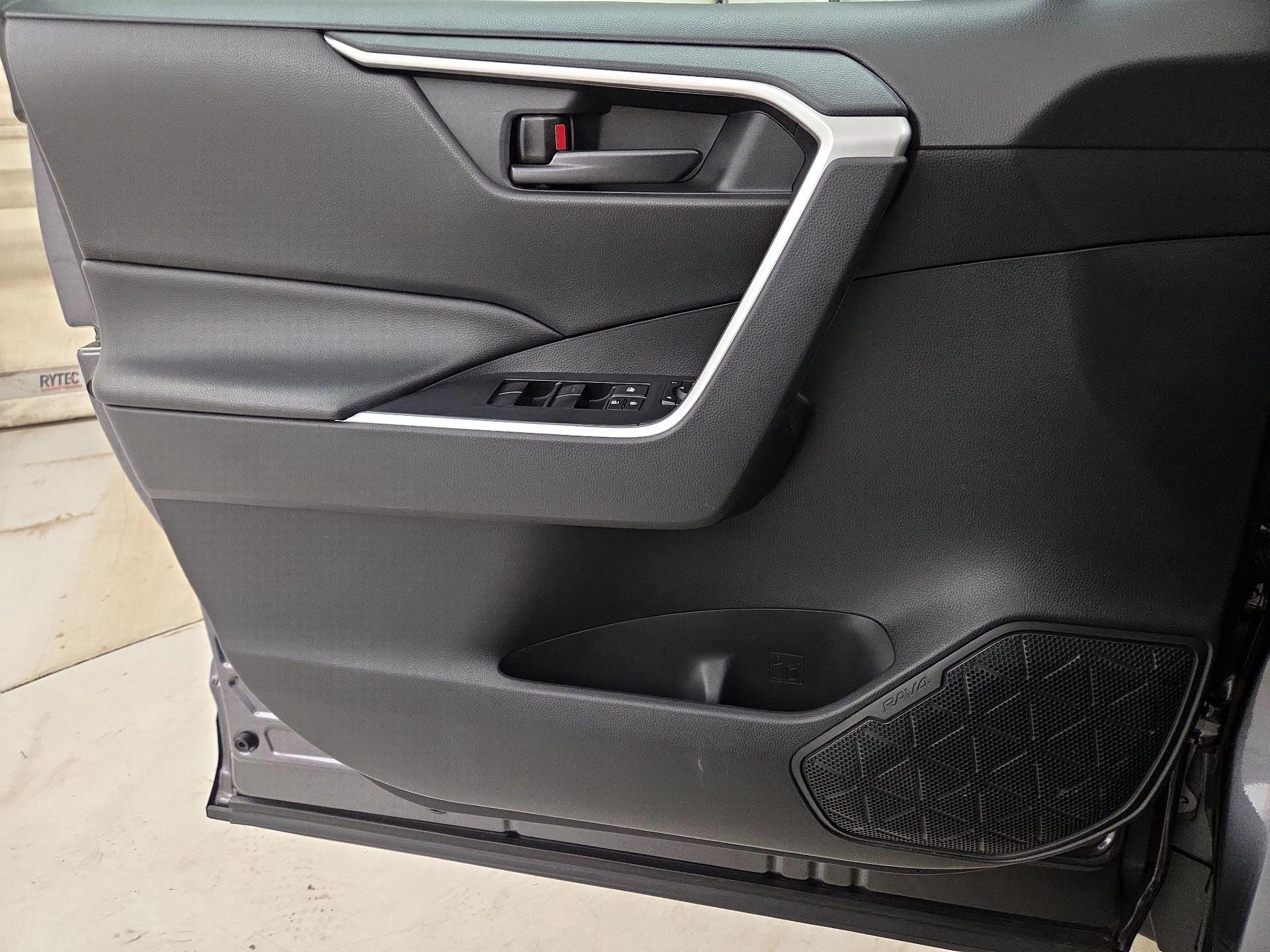 Thumbnail: 2019 Toyota RAV4 - 12