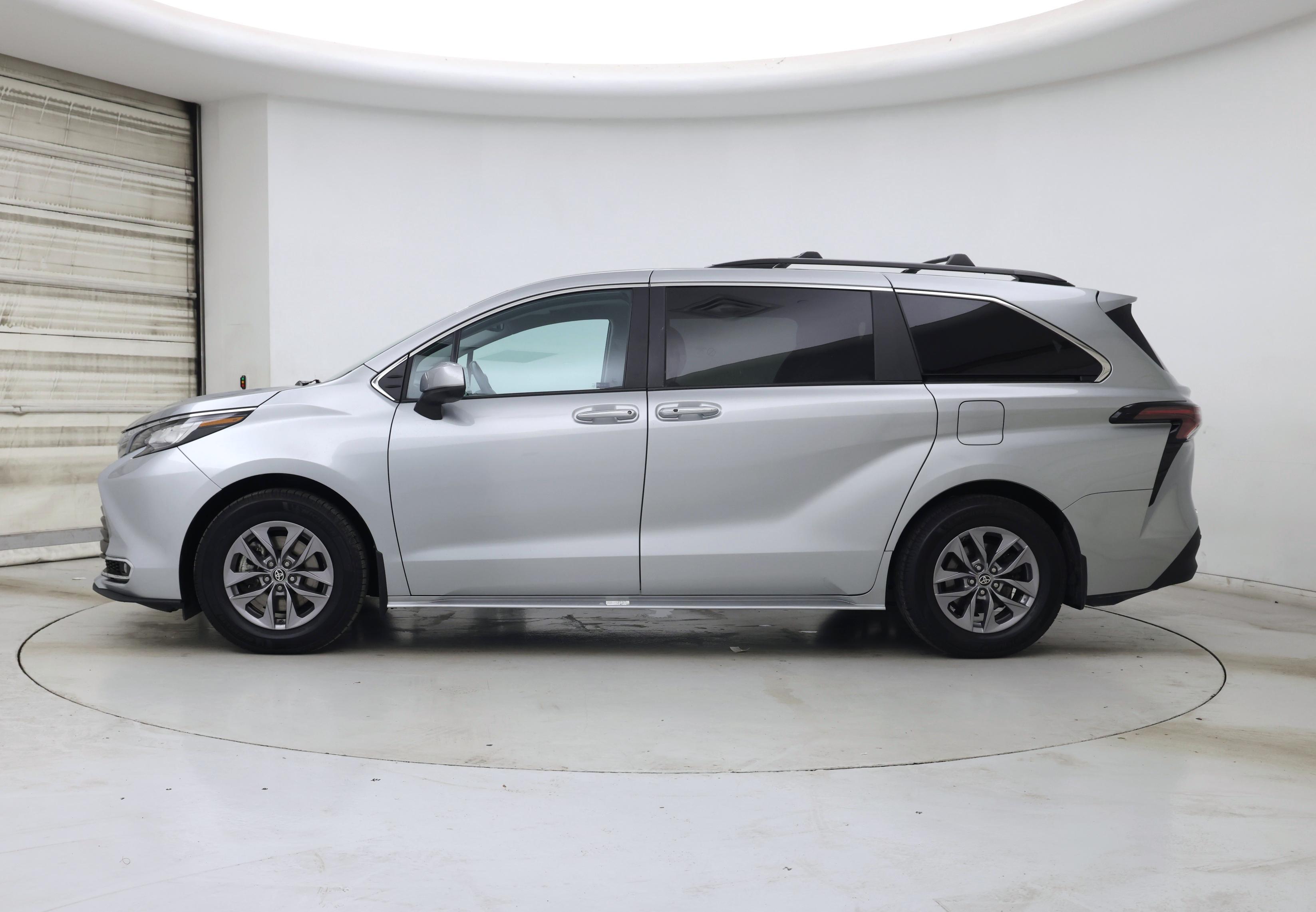 Thumbnail: 2024 Toyota Sienna - 3