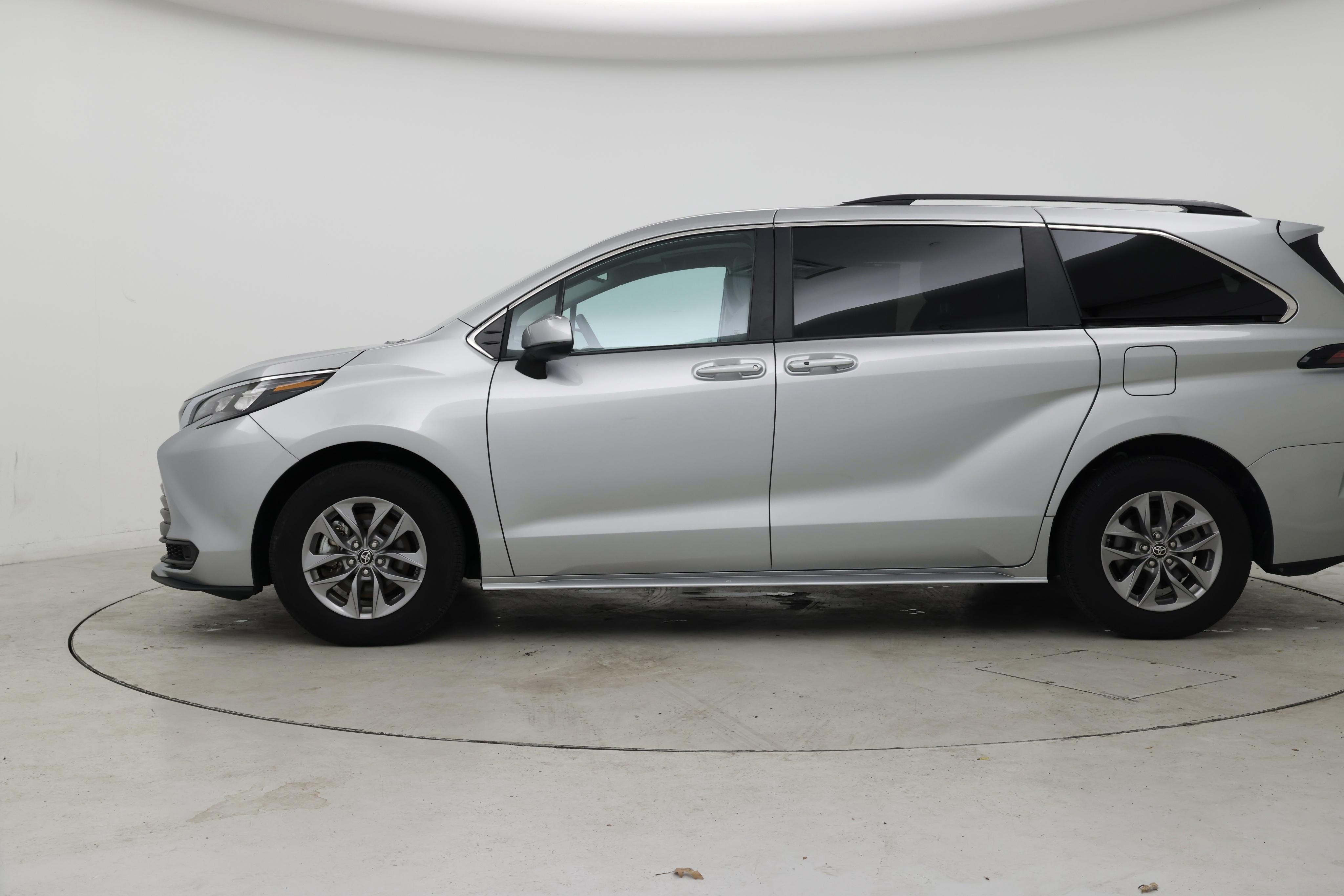 Thumbnail: 2024 Toyota Sienna - 3