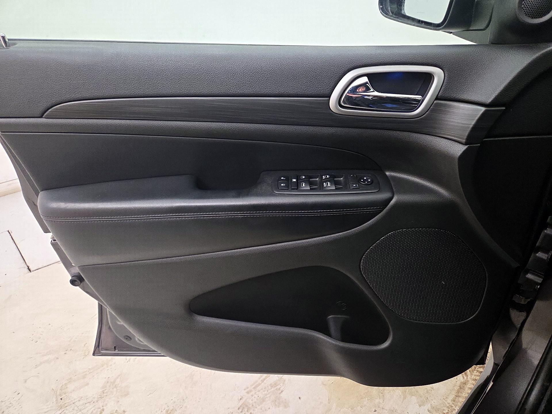 Thumbnail: 2019 Jeep Grand Cherokee - 12