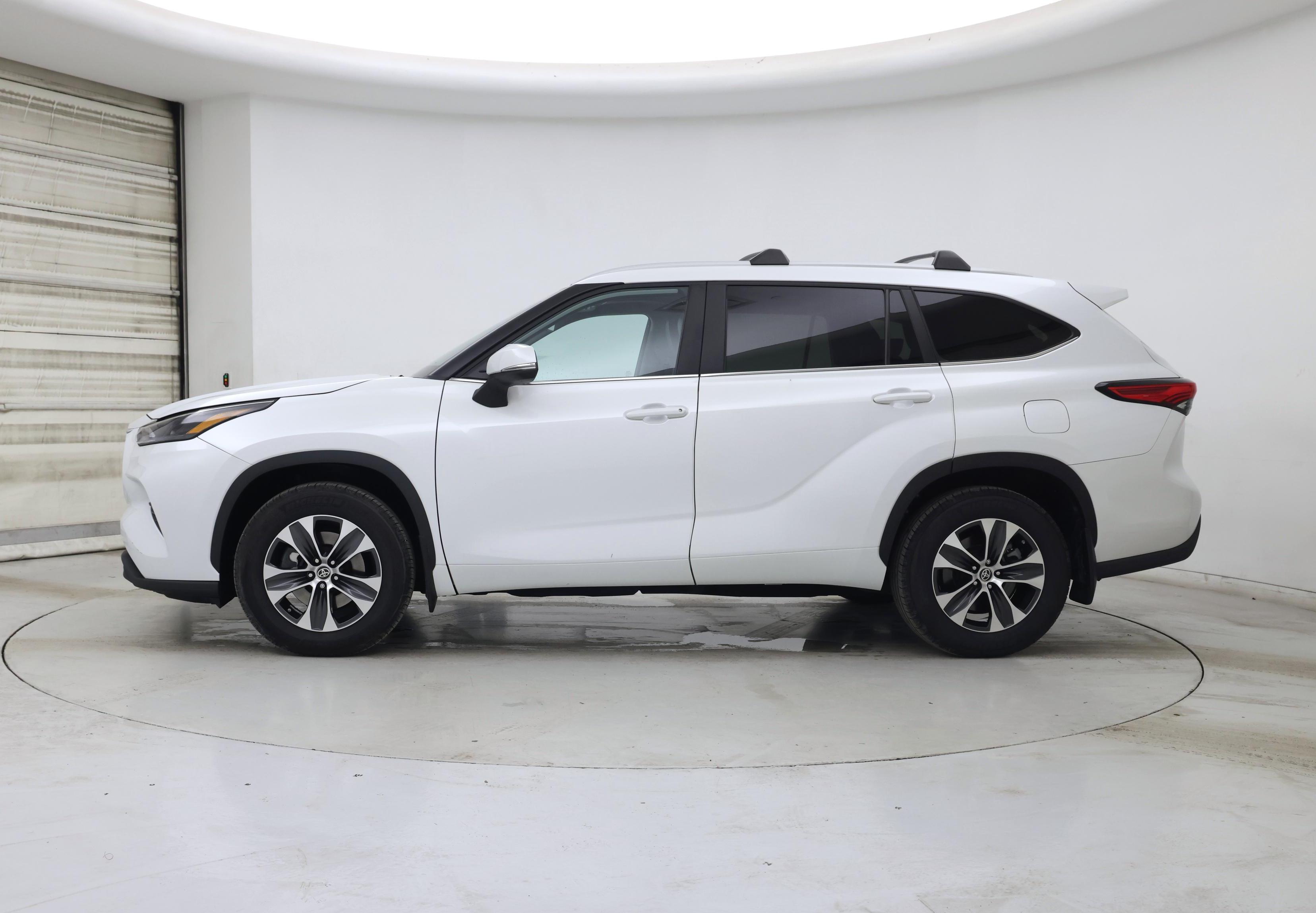 Thumbnail: 2023 Toyota Highlander - 3