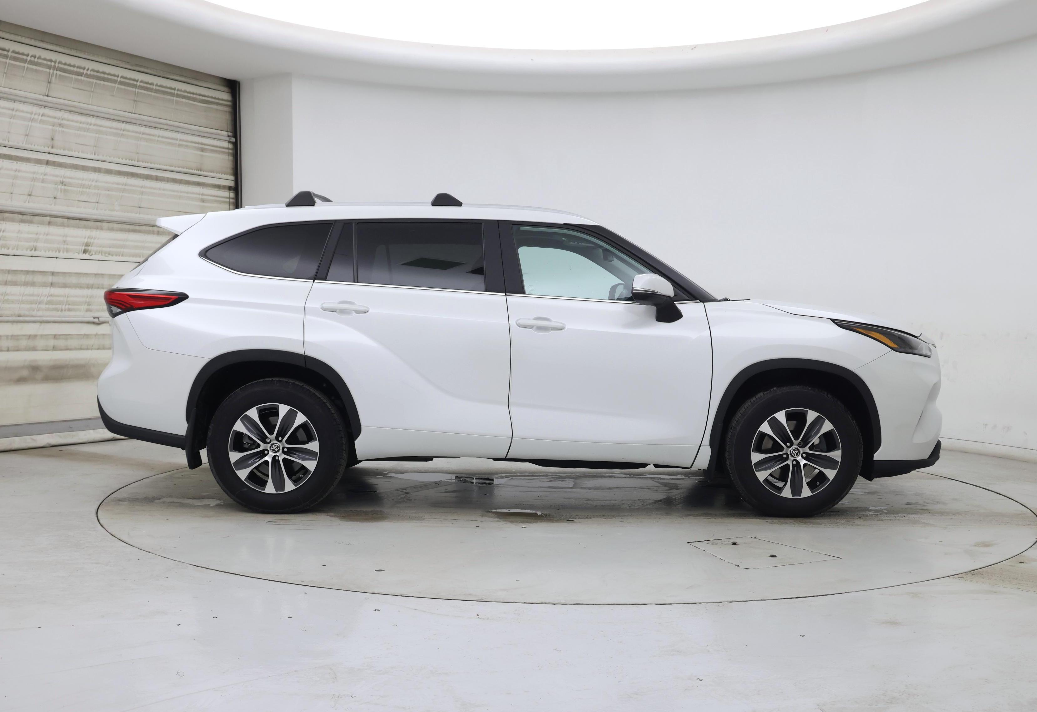 Thumbnail: 2023 Toyota Highlander - 7