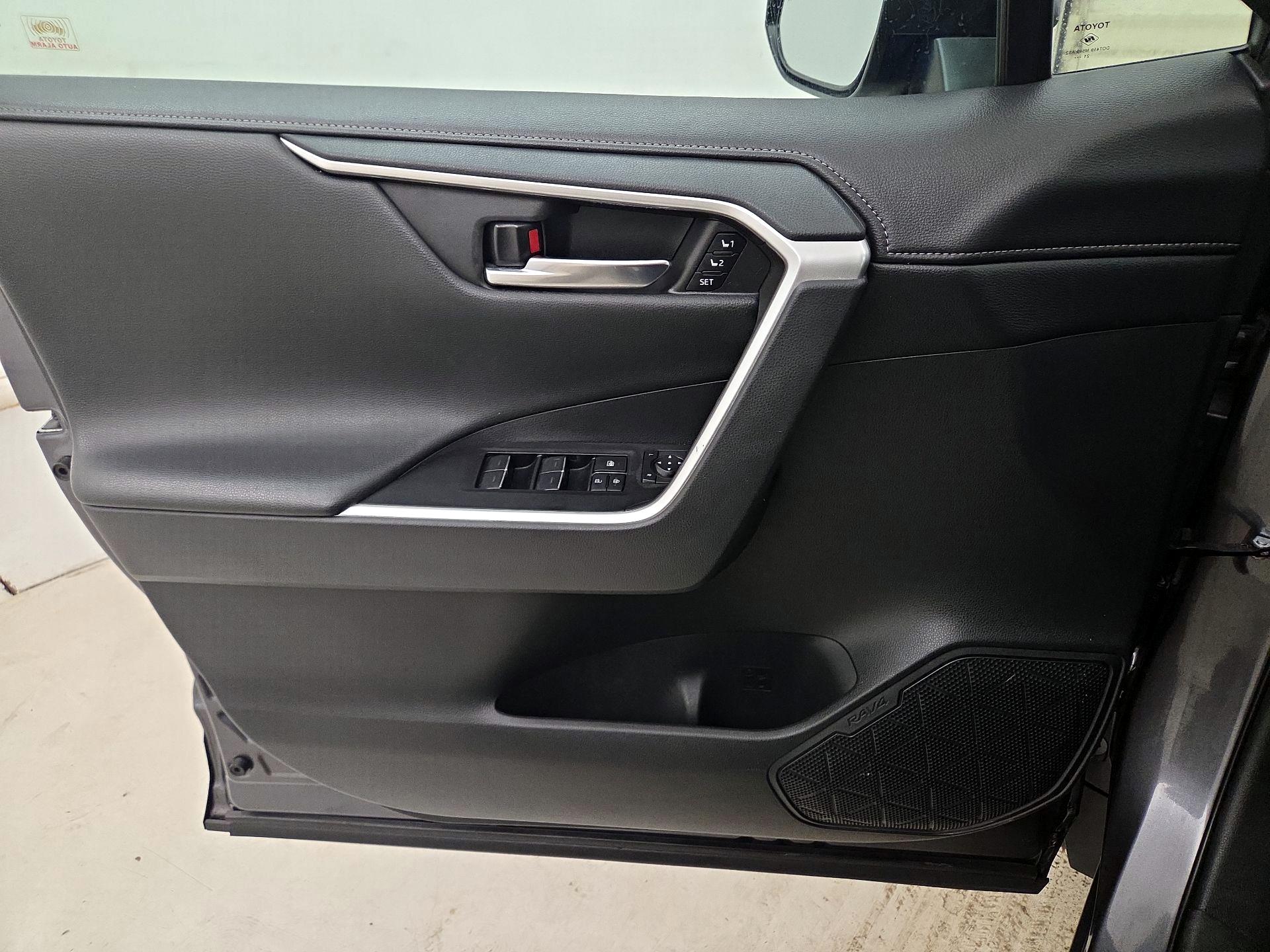 Thumbnail: 2022 Toyota RAV4 - 12